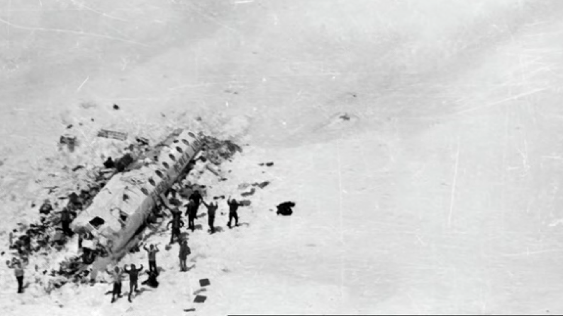 El momento del rescate de los 14 sobrevivientes que se habían quedado en el fuselaje del avión. El milagro de los Andes estaba consumado