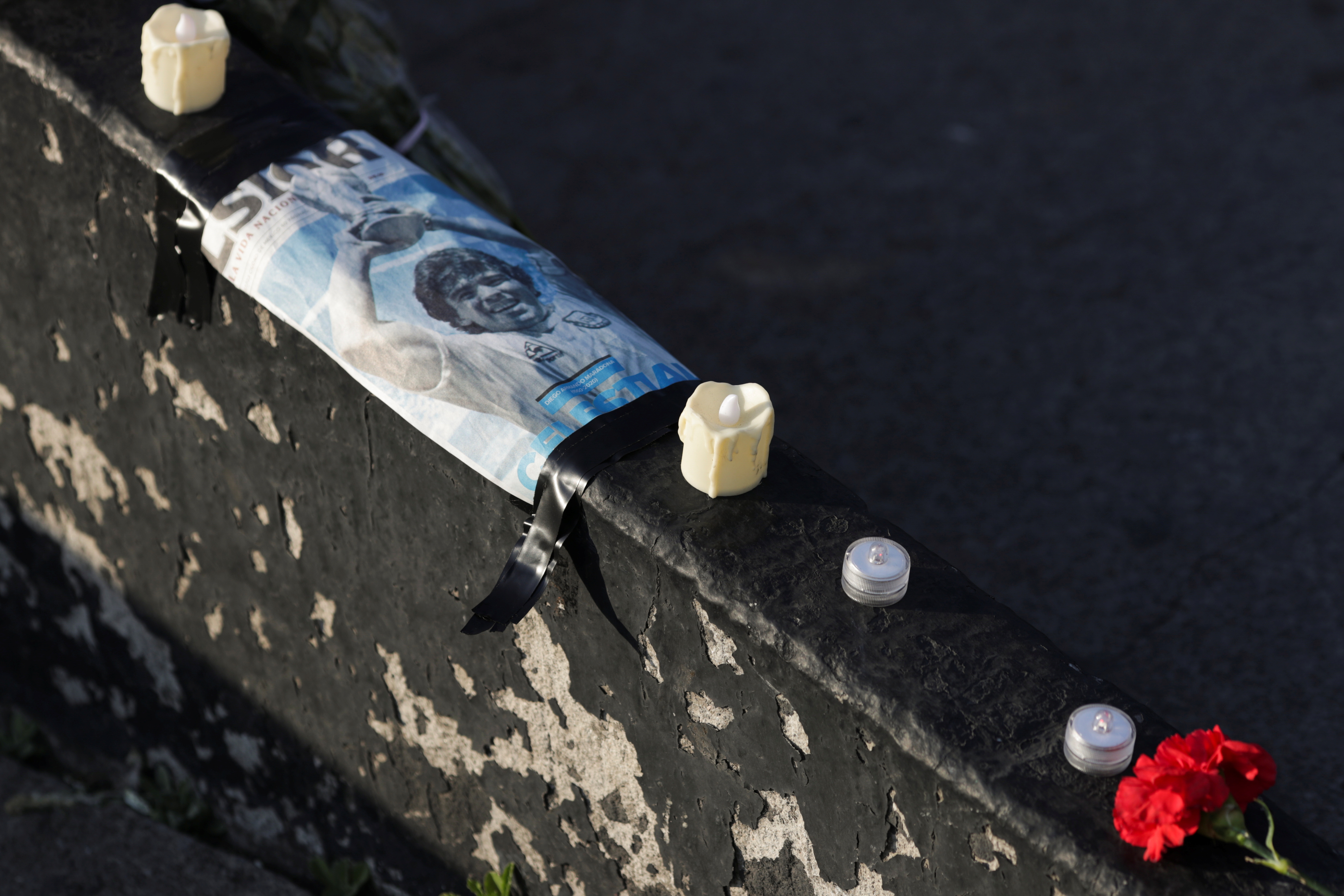 Una imagen de la leyenda del fútbol argentino Diego Armando Maradona se ve en una pared afuera del estadio Azteca, en la Ciudad de México, México, el 26 de noviembre de 2020.