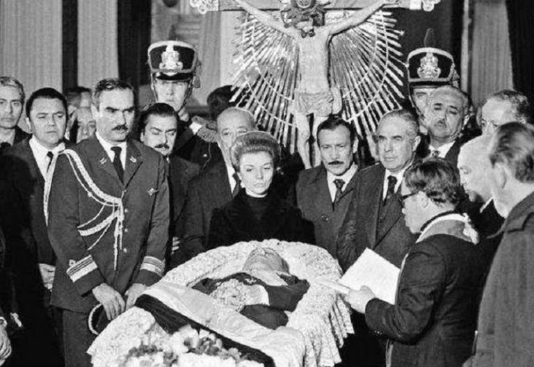 El velorio de Juan D. Perón. En la foto, el protagonismo de "Isabelita" durante la ceremonia en el Congreso Nacional