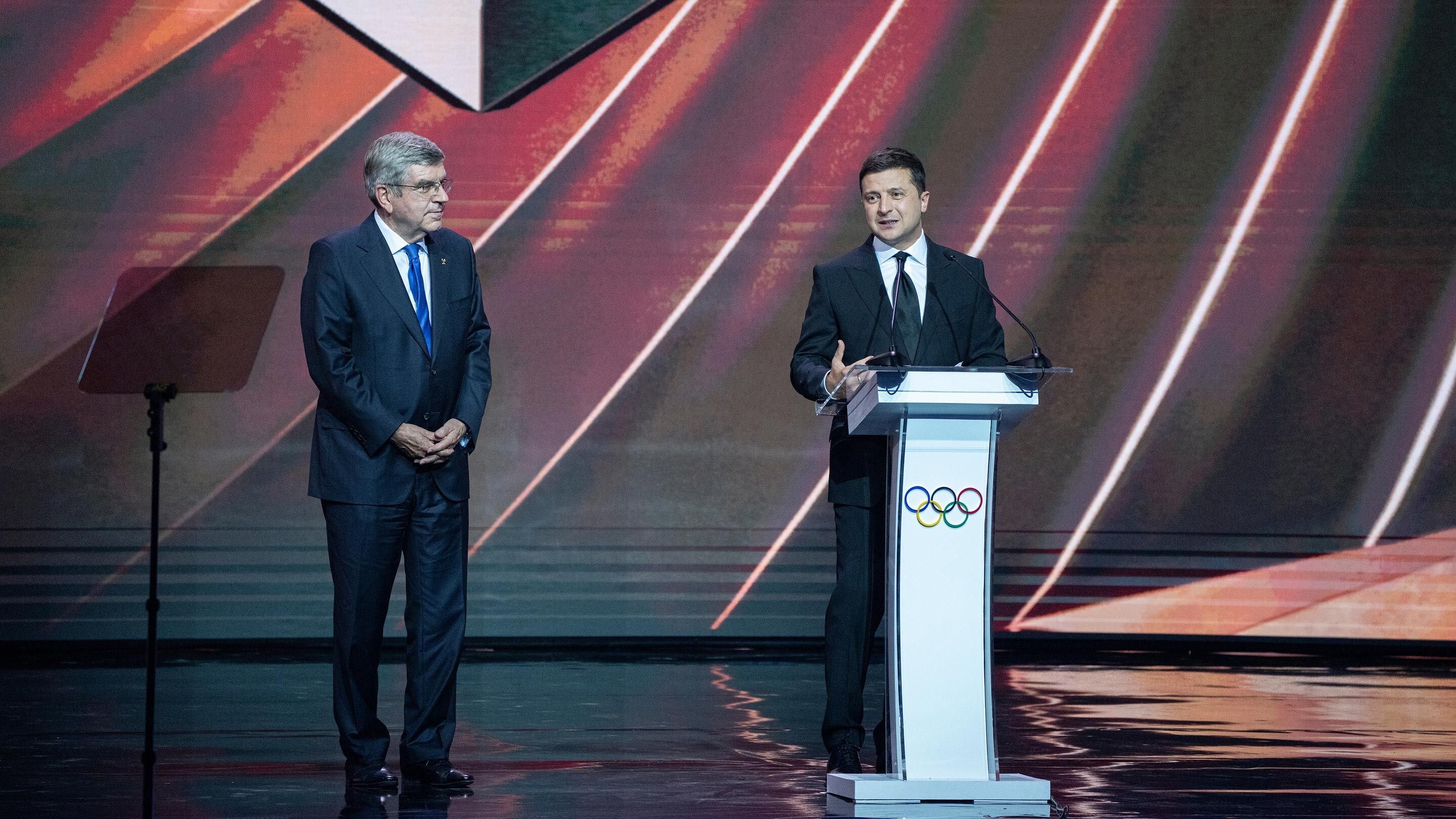 Thomas Bach y el presidente ucraniano, Volodymyr Zelensky, durante un encuentro en Kiev a fines de 2021 (IOC Greg Martin)
