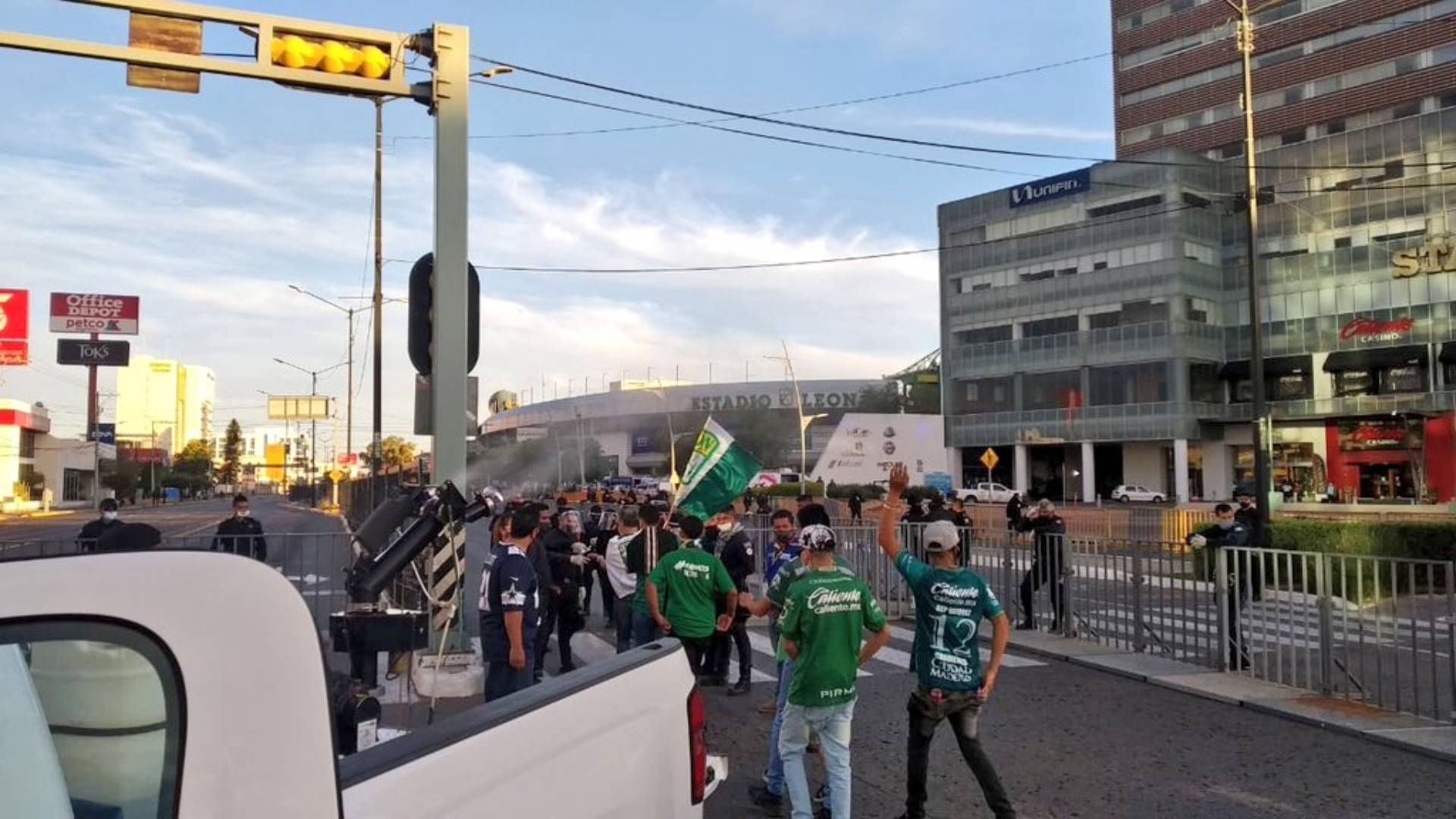 Rociados de sanitizante y con riesgo de contagio: así fue el ingreso de los  aficionados de León a inmediaciones del estadio para la final de la Liga MX  - Infobae