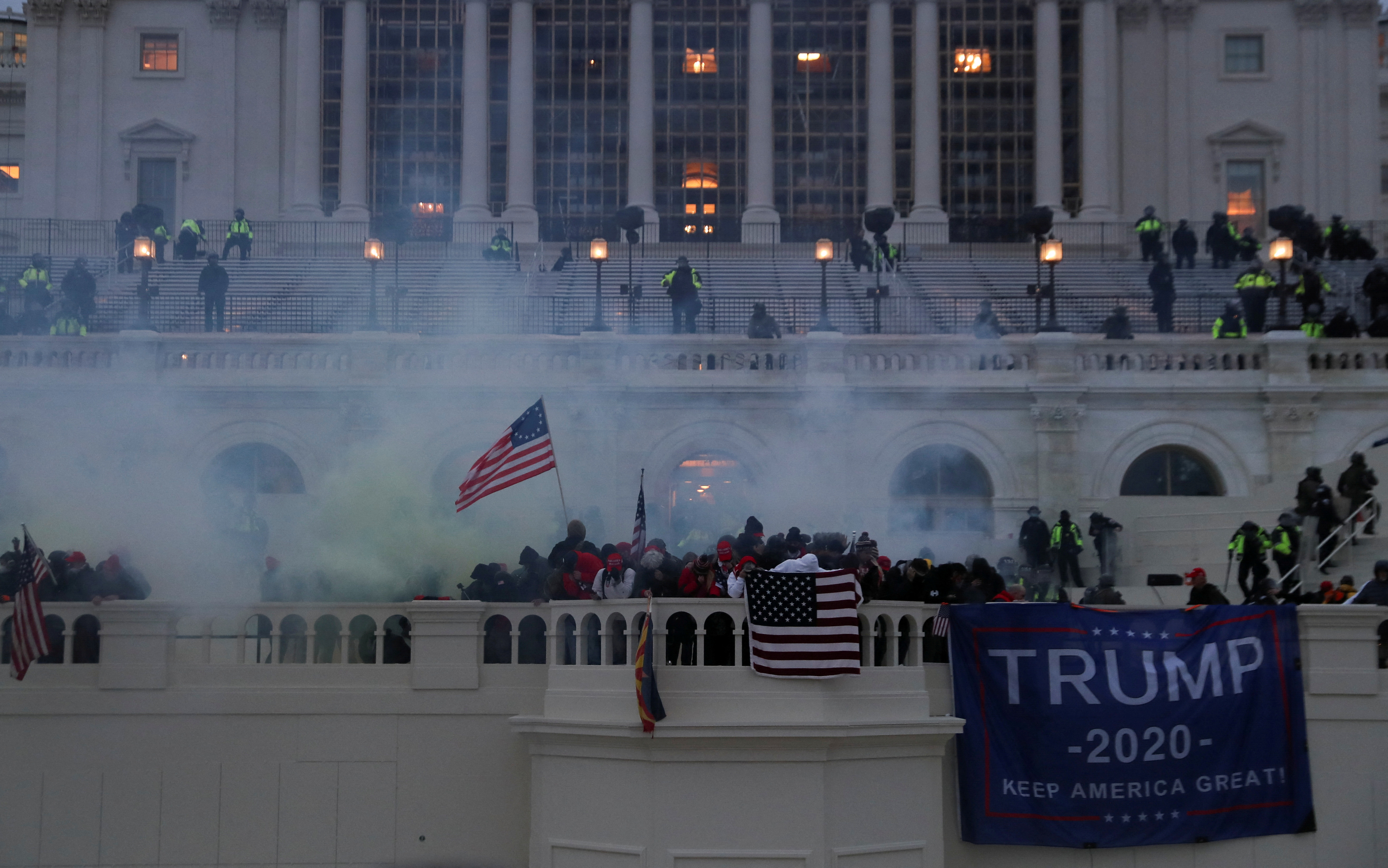 FOTO DE ARCHIVO: Partidarios del entonces saliente presidente de Estados Unidos, Donald Trump, reaccionan a los gases lacrimógenos durante un enfrentamiento con agentes de policía frente al edificio del Capitolio de Estados Unidos en Washington, Estados Unidos, el 6 de enero de 2021 (REUTERS/Leah Millis)