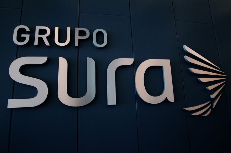 Foto de archivo. El logo del colombiano Grupo SURA en su sede de la ciudad de Medellín, Colombia, 27 de febrero, 2018. REUTERS/Fredy Builes