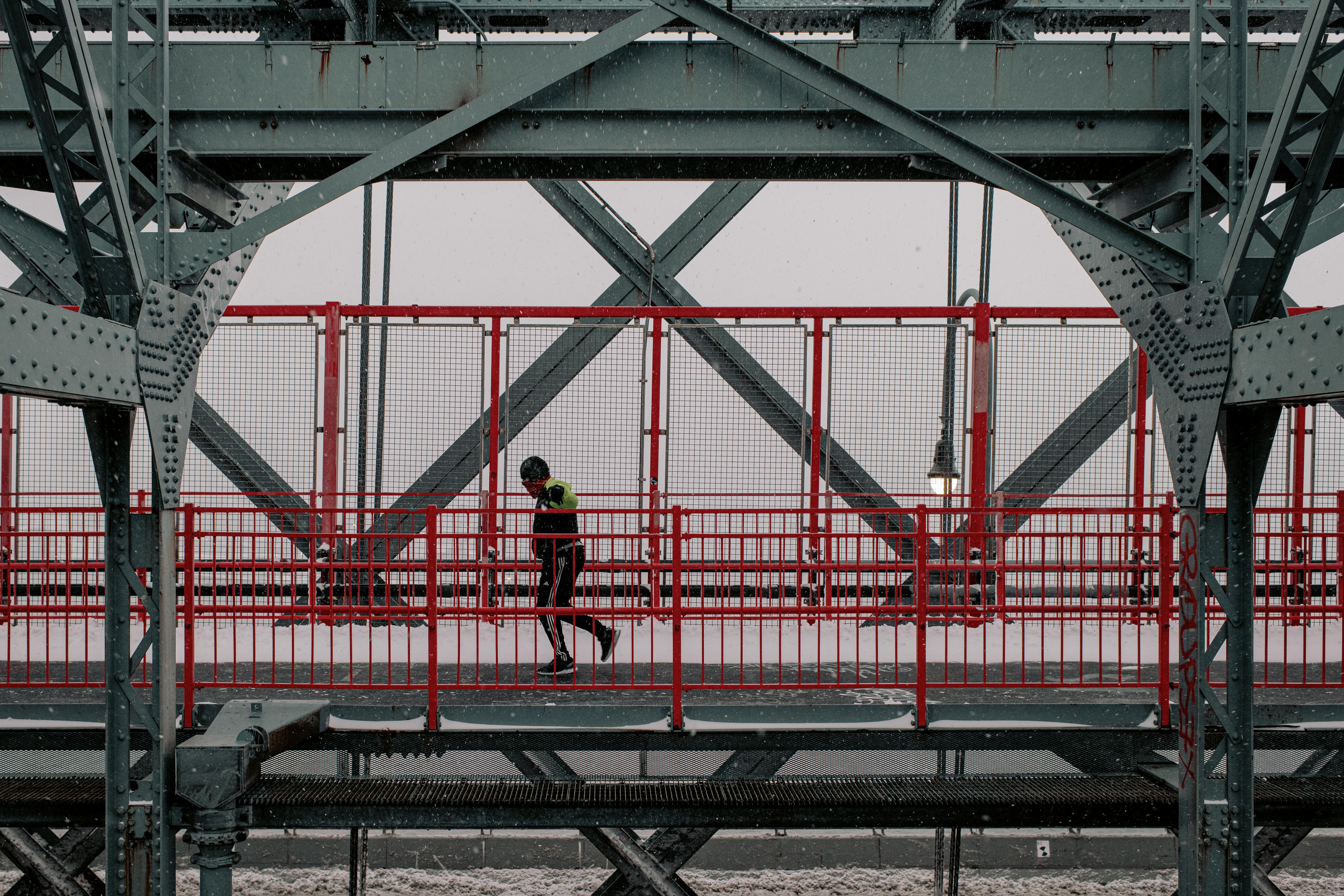 Un hombre corre en el puente de Williamsburg (Scott Heins/Getty Images/AFP)
