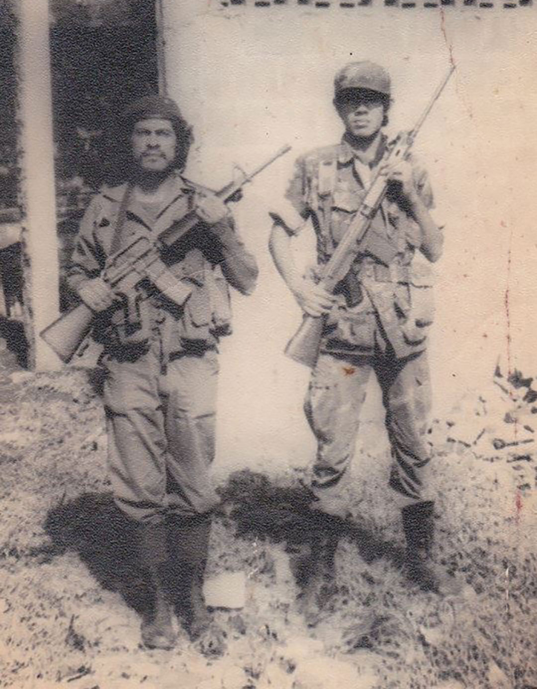 Marlon Saénz (a la derecha) se integró a los 16 años a la guerrilla sandinista que luchaba contra el dictador Anastasio Somoza. (Foto cortesía)