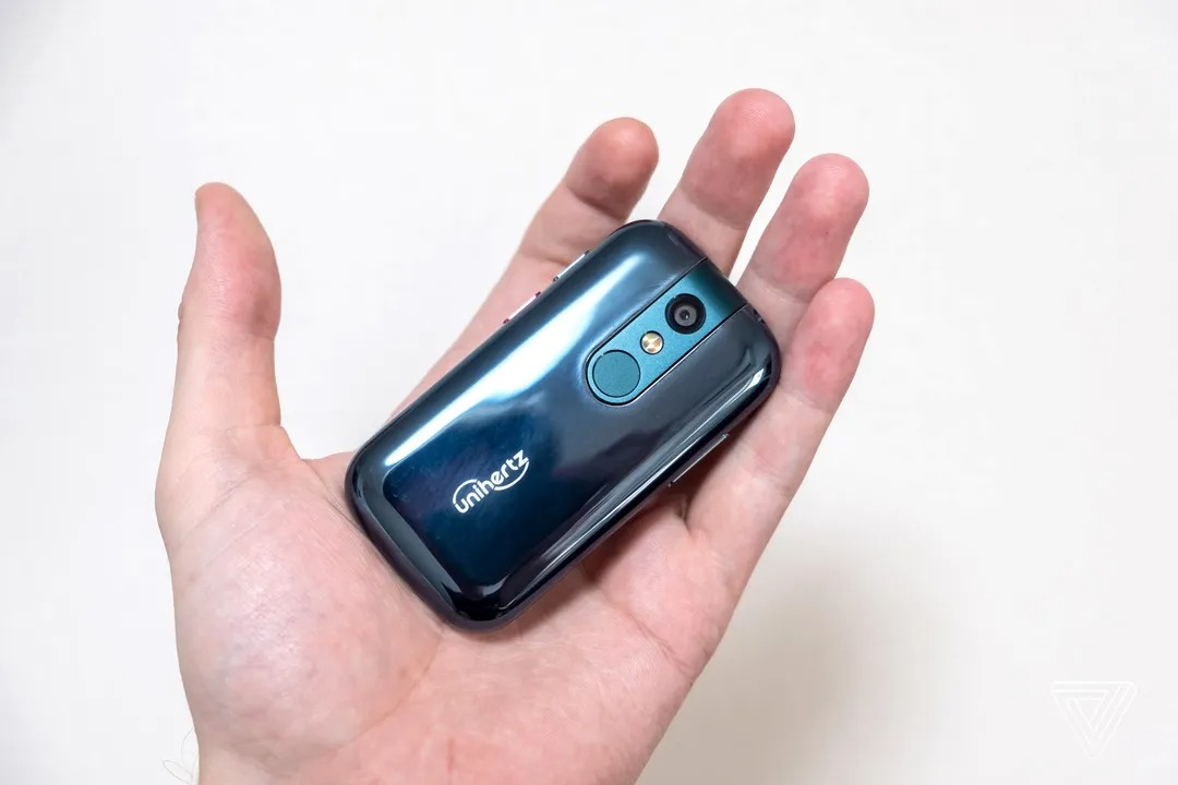 El Unihertz Jelly 2 es uno de los celulares más pequeños del mundo. (The Verge)