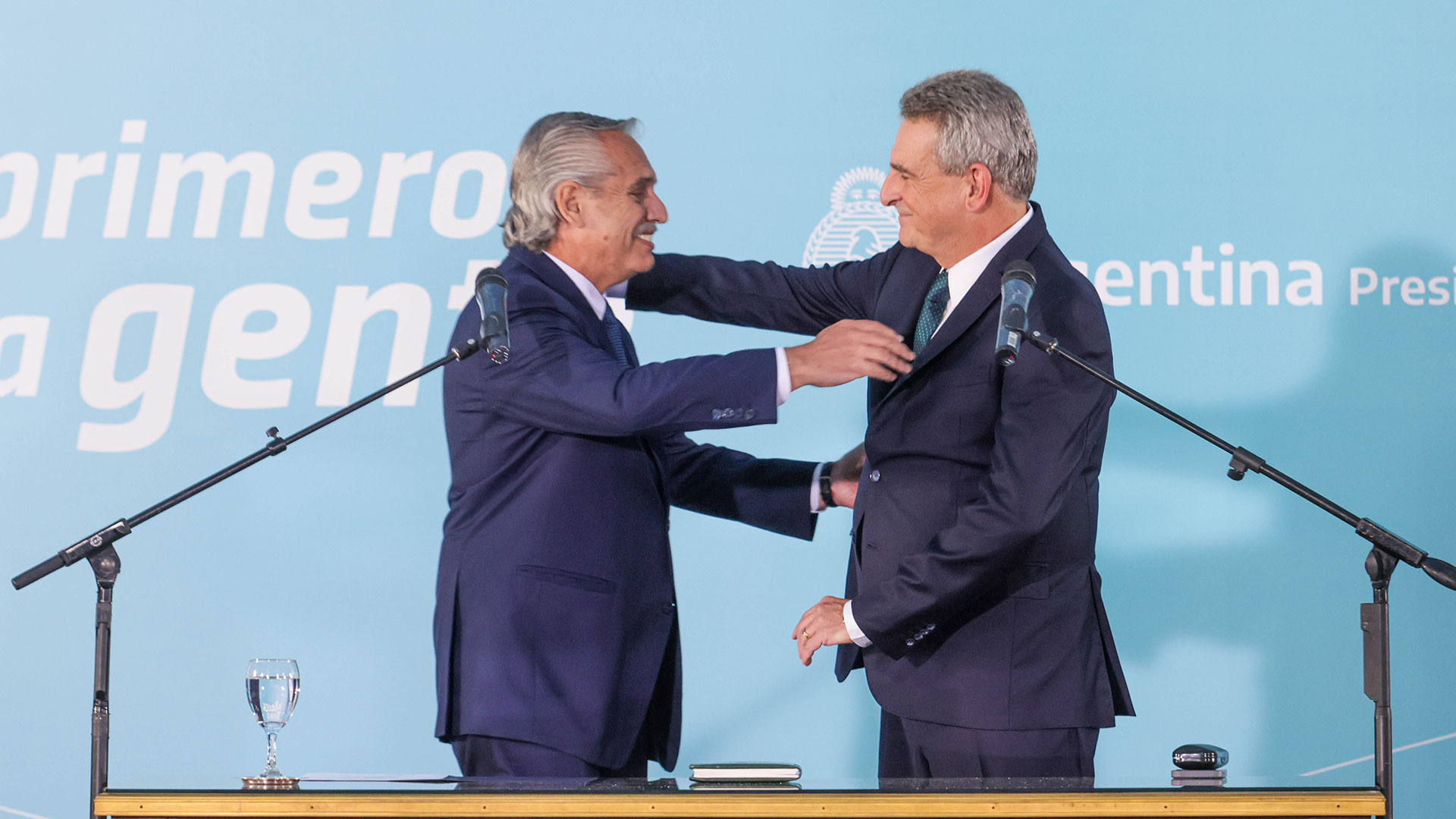 Alberto Fernández y Agustín Rossi durante su jura como jefe de Gabinete en reemplazo de Juan Manzur