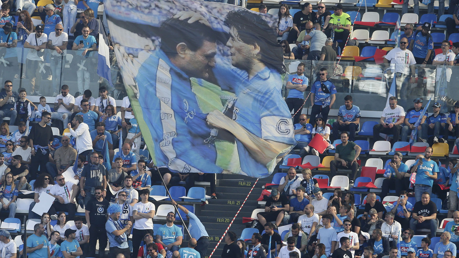 Las perlitas de la fiesta del Napoli campeón: la “presencia” de Maradona y el excéntrico look del Cholito Simeone ante los ojos de su papá