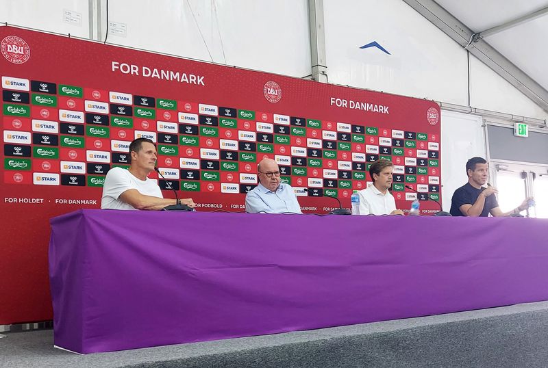 El segundo desde la izquierda es presidente de la federación danesa de fútbol, Jesper Møller. El miércoles dio una conferencia prensa (REUTERS/Philip O'Connor)
