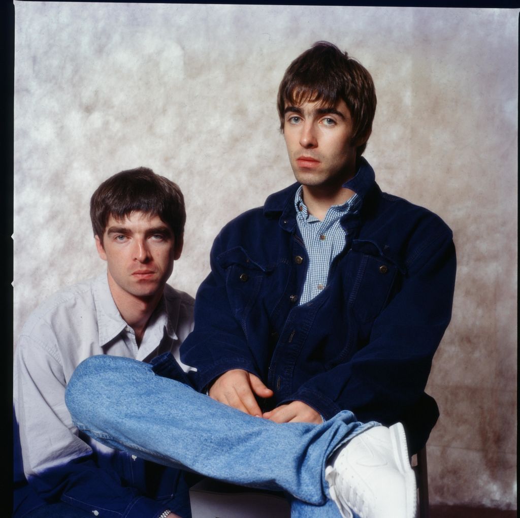 Noel Gallagher y Liam Gallagher en 1994 (Photo by Koh Hasebe/Shinko Music/Getty Images)