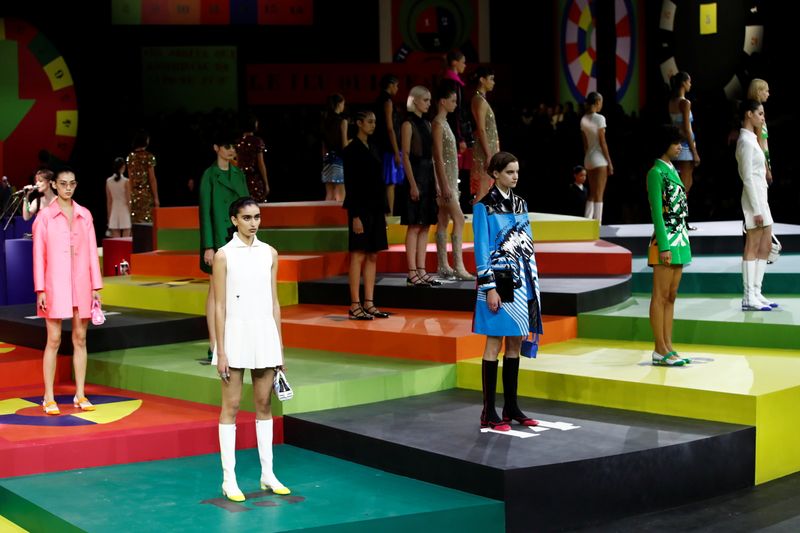 Christian Dior exhibió un estallido de coloridos minivestidos con sabor a los años sesenta y setenta en su desfile en la Semana de la Moda de París (REUTERS)