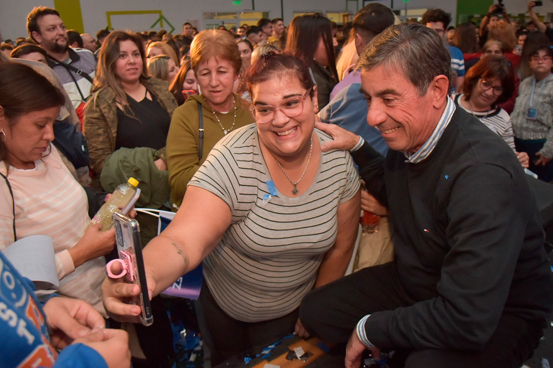 Fernández se saca una selfie con una simpatizante de Unión por San Luis durante la campaña. El candidato del oficialismo votará en su pueblo, Tilisarao, a 120 kilómetros de la capital puntana.