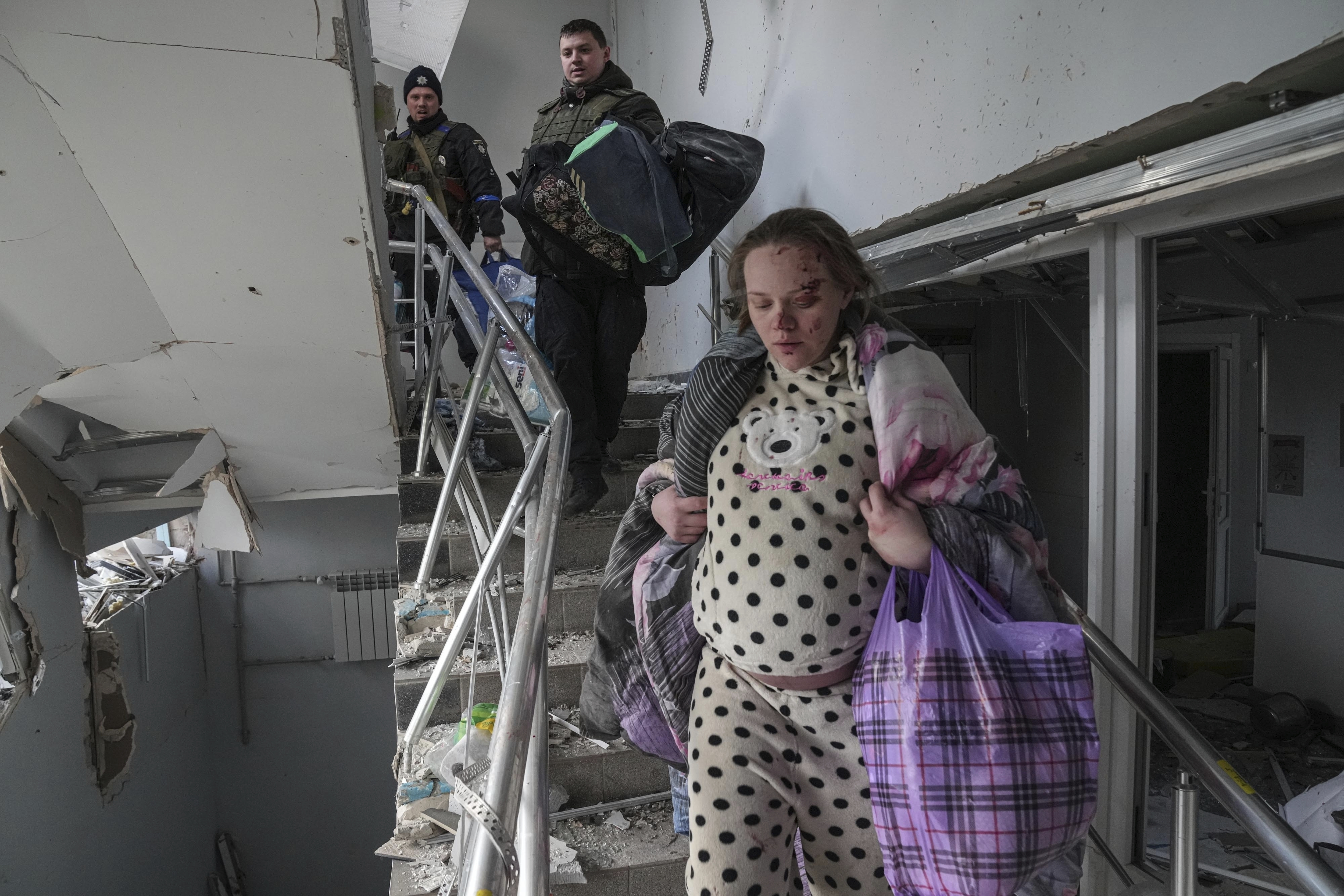 La foto de Mariana Vishegirskaya bajando escaleras cubiertas de escombros y agarrando una manta alrededor de su cuerpo embarazado se convirtió en el símbolo de la resistencia ucraniana frente a la agresión de Putin (AP Foto/Evgeniy Maloletka)