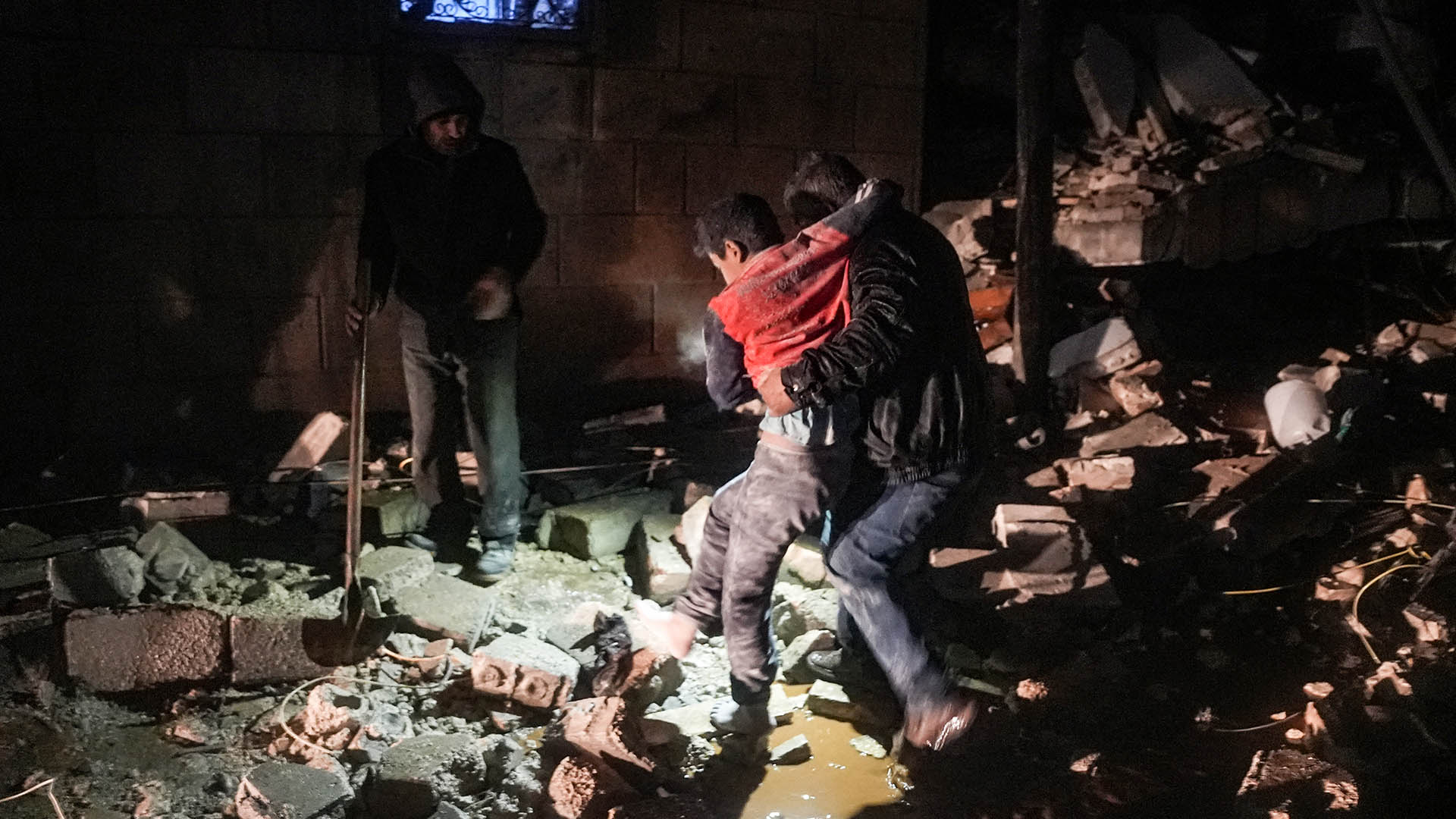 Un hombre se lleva a un niño herido luego de un terremoto en la ciudad de Jandaris, en el campo de la ciudad de Afrin, en el noroeste de Siria, en la parte rebelde de la provincia de Alepo.
