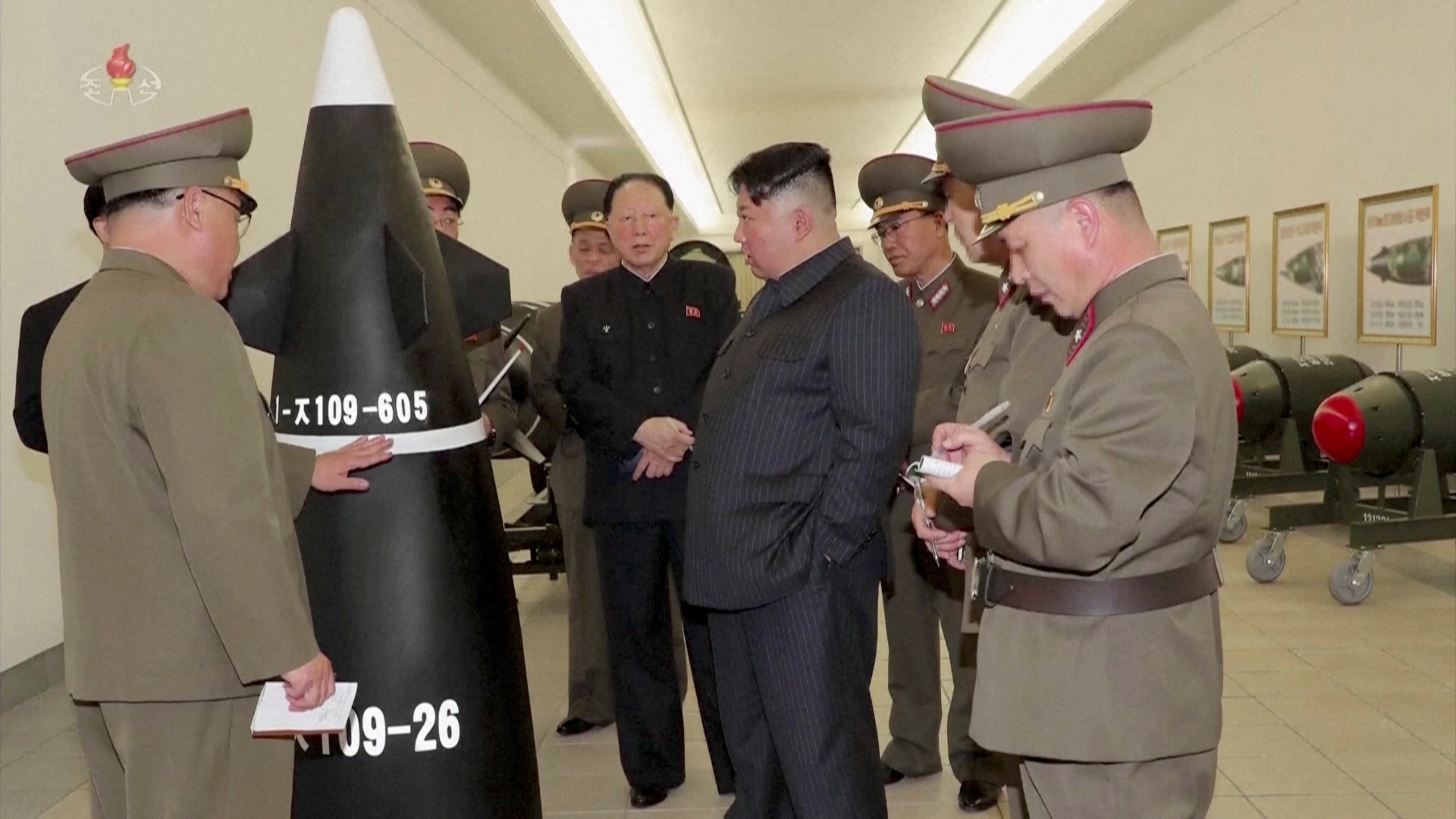 Las fotos de la visita muestran por primera vez modelos de cabezas atómicas norcoreanas diseñadas para ser equipadas en proyectiles de corto alcance