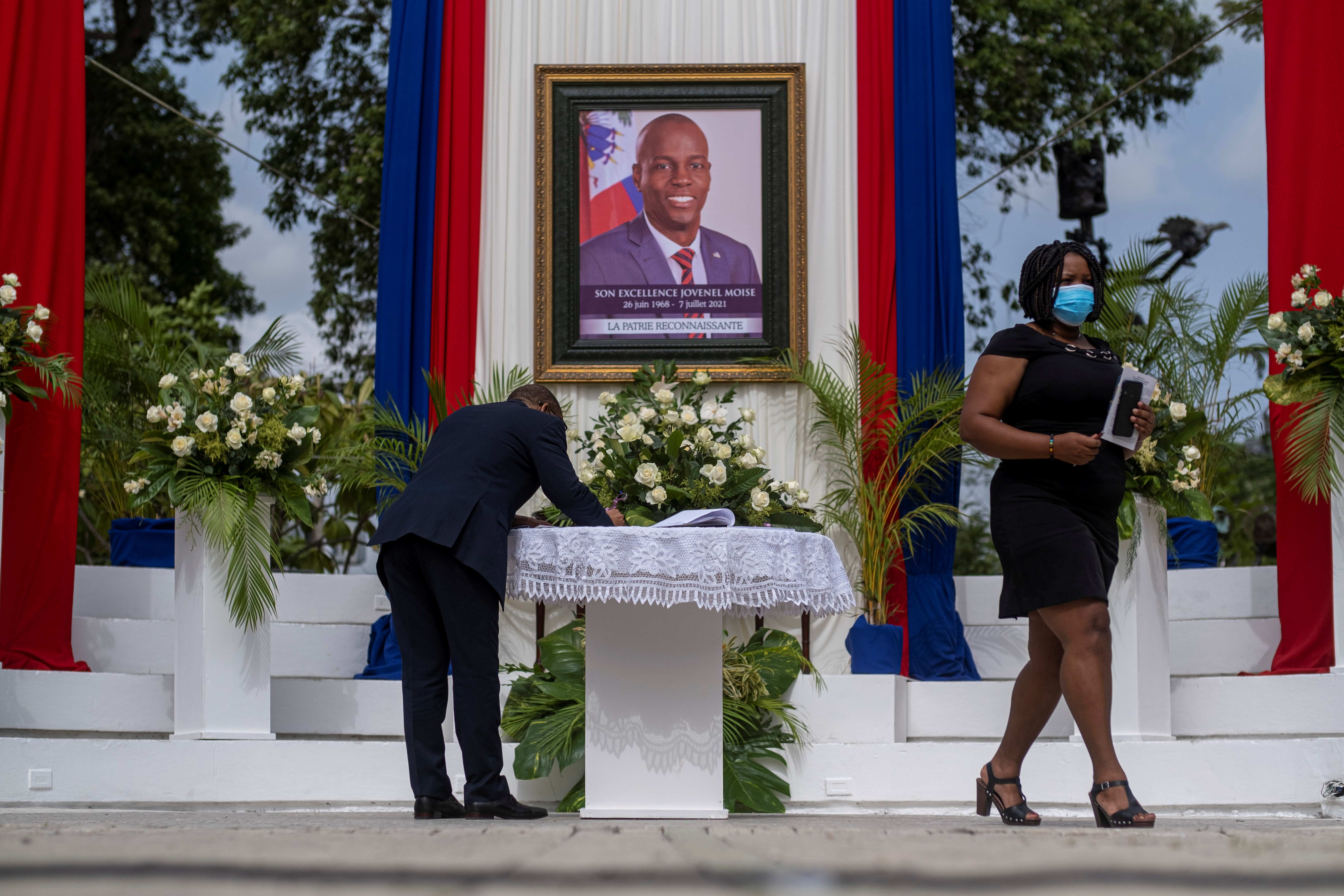 Personas asisten a una ceremonia en honor al fallecido presidente haitiano Jovenel Moise en Puerto Príncipe, Haití, el 20 de julio de 2021 (REUTERS/Ricardo Arduengo)