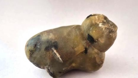 Avanza la investigación de una misteriosa pieza arqueológica con forma de animal y compuesta de un raro mineral
