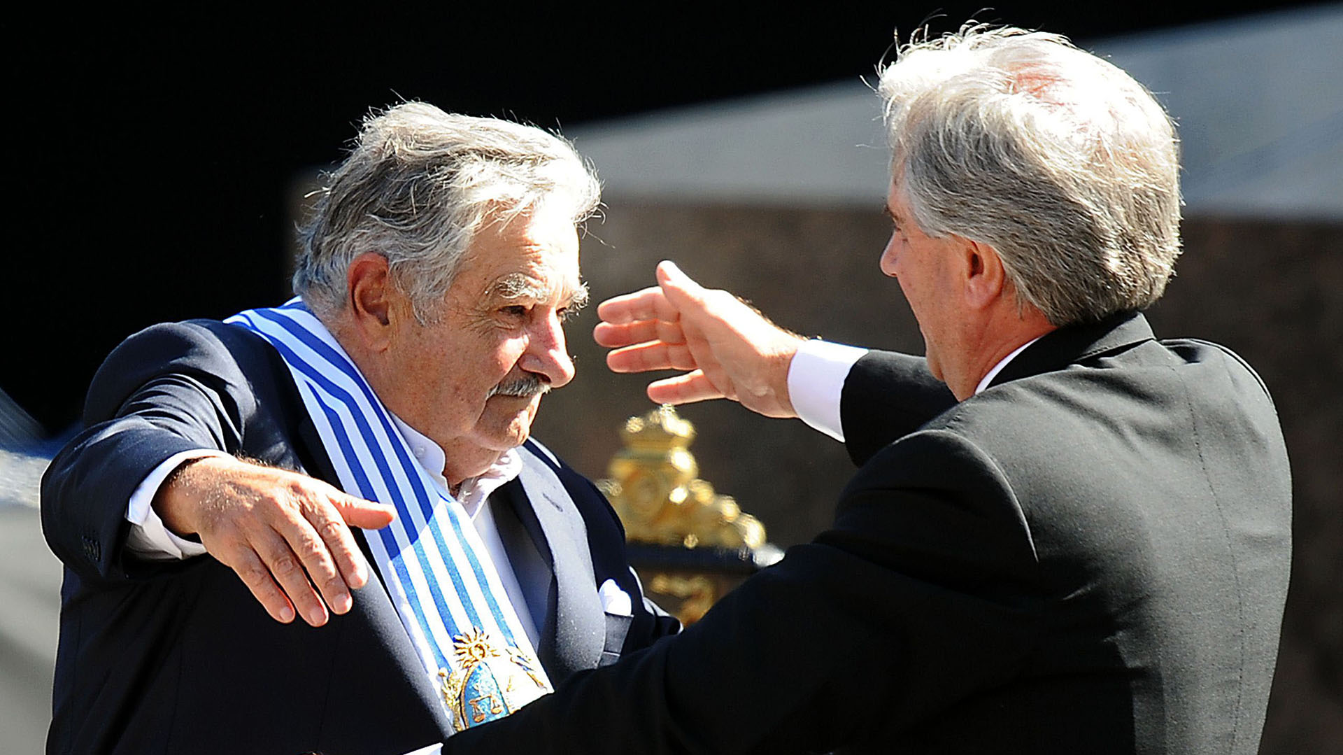 Mujica y Vázquez, en el traspaso de mando en 2010 (AFP)
