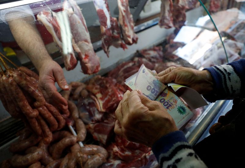 Así no: el descuento de hasta 10% en la compra de carne con tarjeta de débito es otra medida en marcha para combatir la inflación
REUTERS/Agustin Marcarian