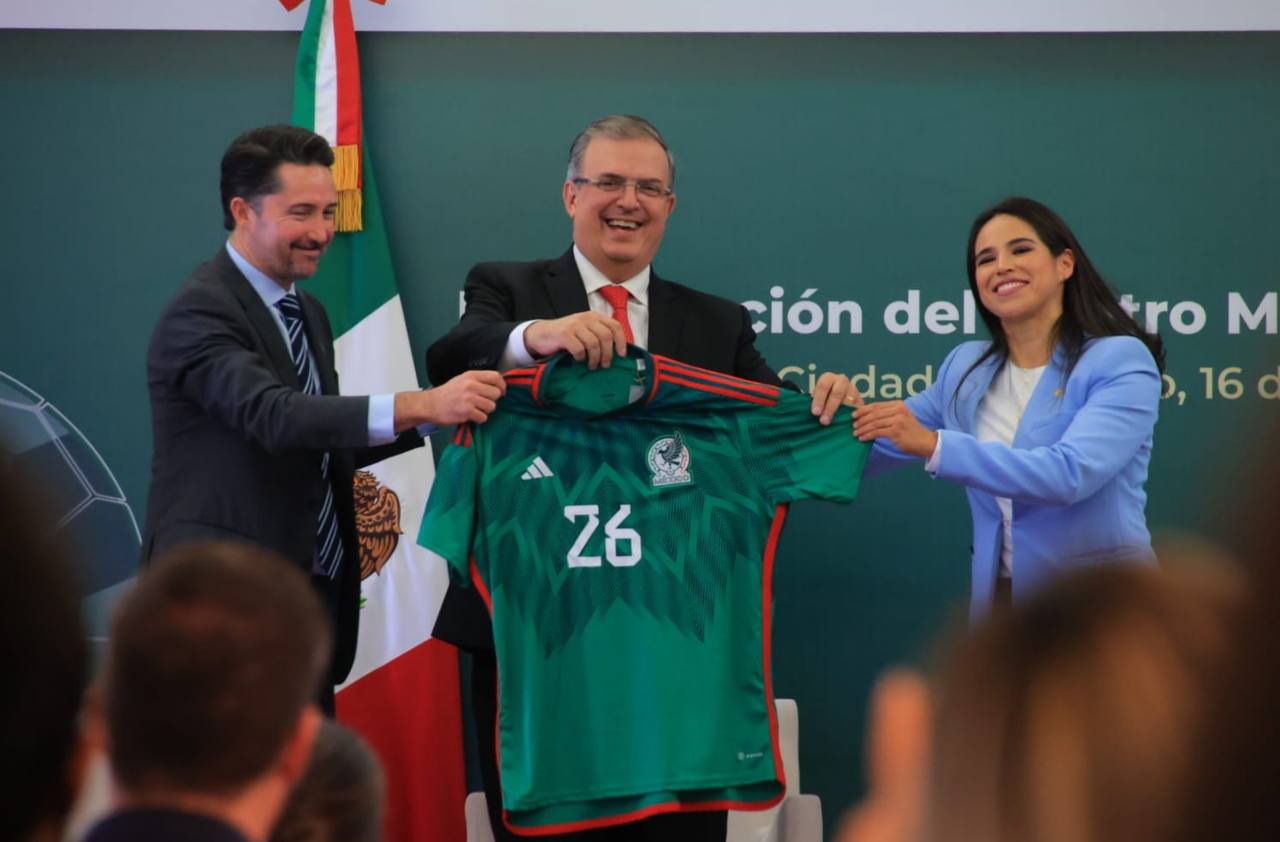 Marcelo Ebrard junto a Yon de Luisa y Karen Díaz, presidente de la FMF y árbitra mexicana que participará en el Mundial de Qatar (Foto: Twitter/@m_ebrard)