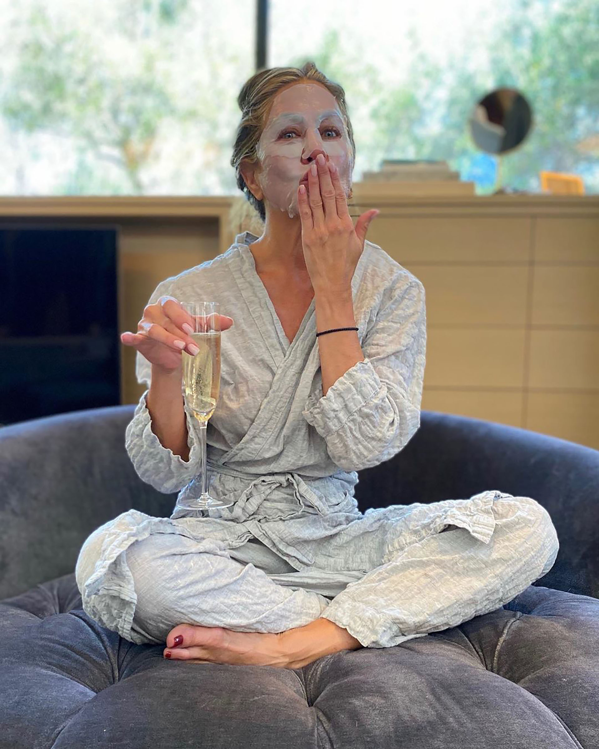 Jennifer Aniston, la actriz publicó en su cuenta de Instagram que espera la entrega de los Emmy con un look de entrecasa, una copa de espumante y una face mask (Instagram)