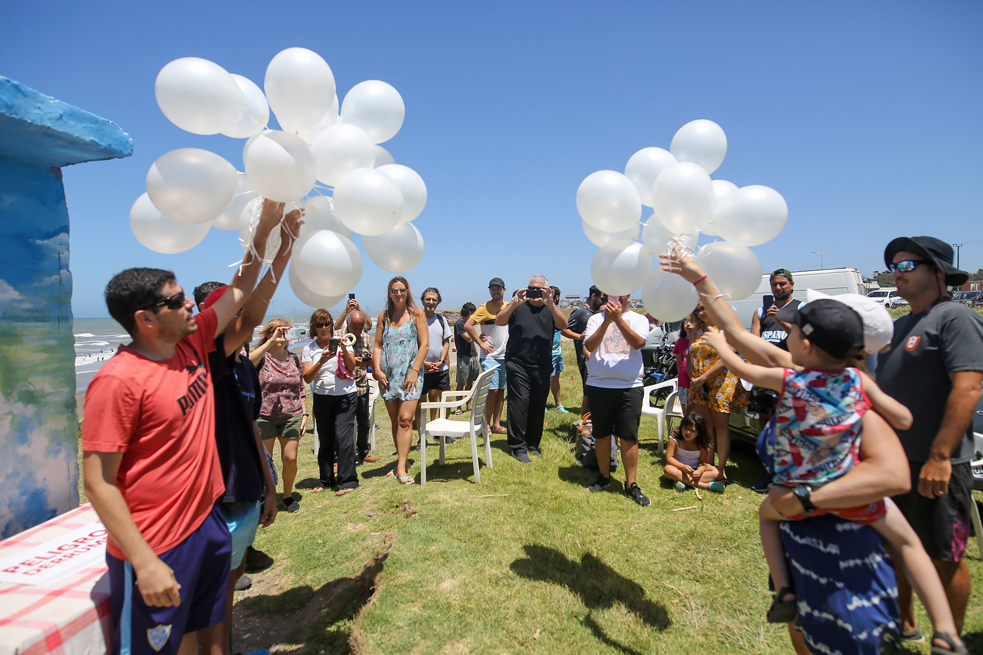 The activity was dedicated to promoting the generation of awareness for the dangers on the beaches: at the end there was a release of balloons in honor of Emma