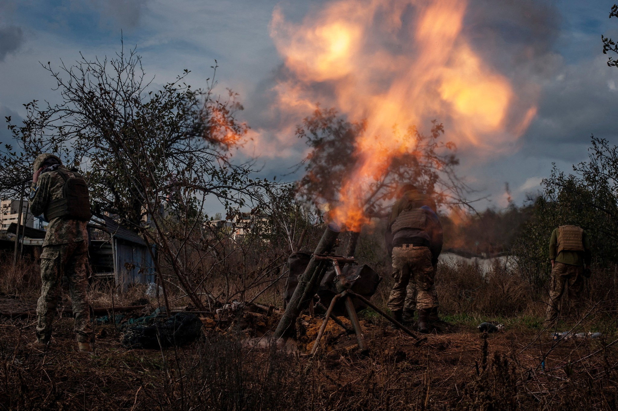 Militares ucranianos disparan un mortero en una línea del frente, mientras continúa el ataque de Rusia a Ucrania, cerca de Bakhmut, región de Donetsk (Reuters)