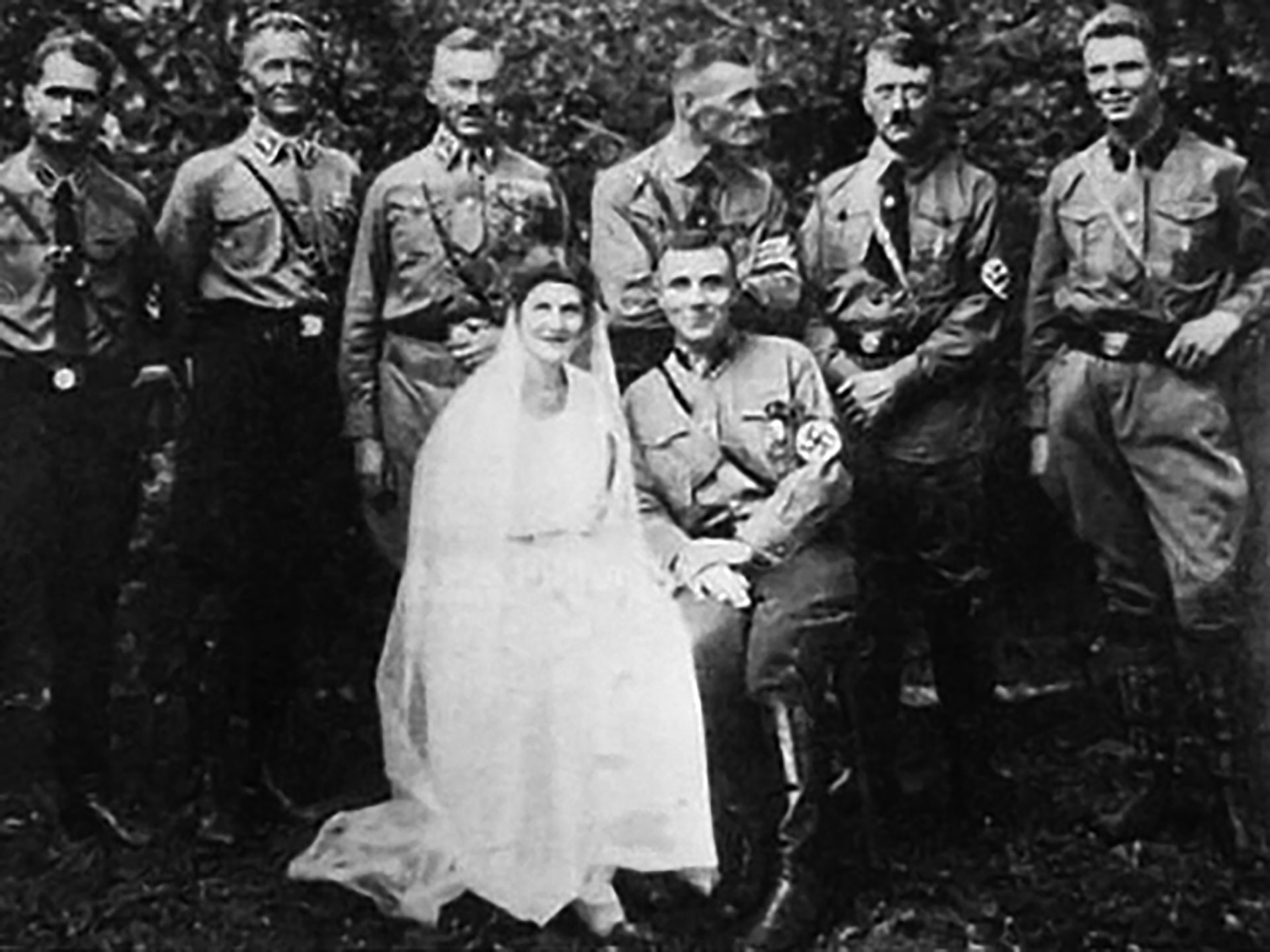 Adolf Hitler (de pie, el segundo desde la derecha) en la boda de Martin Bormann con Gerda Buch