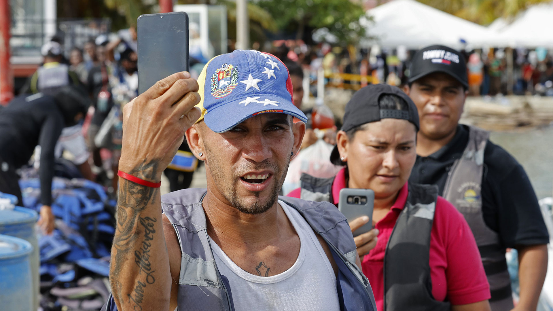 Un migrante venezolano se prepara para abordar una lancha que lo lleve a la frontera con Panamá, el 6 de octubre de 2022, en Necocli (Colombia) (EFE/Mauricio Dueñas Castañeda/Archivo)