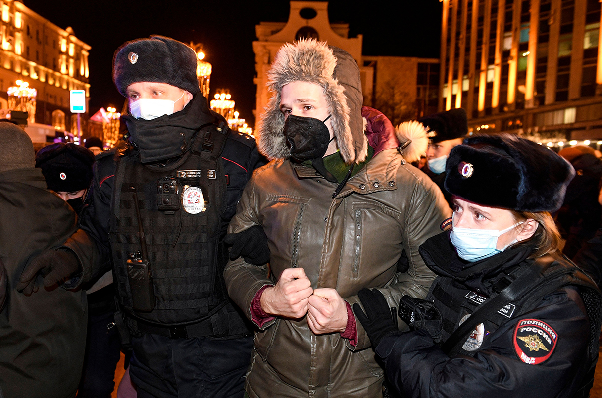 Arresto de un joven científico ruso en Moscú durante una de las protestas convocadas por los académicos que se oponen a Putin. (Alexander Nemenov/AFP)
