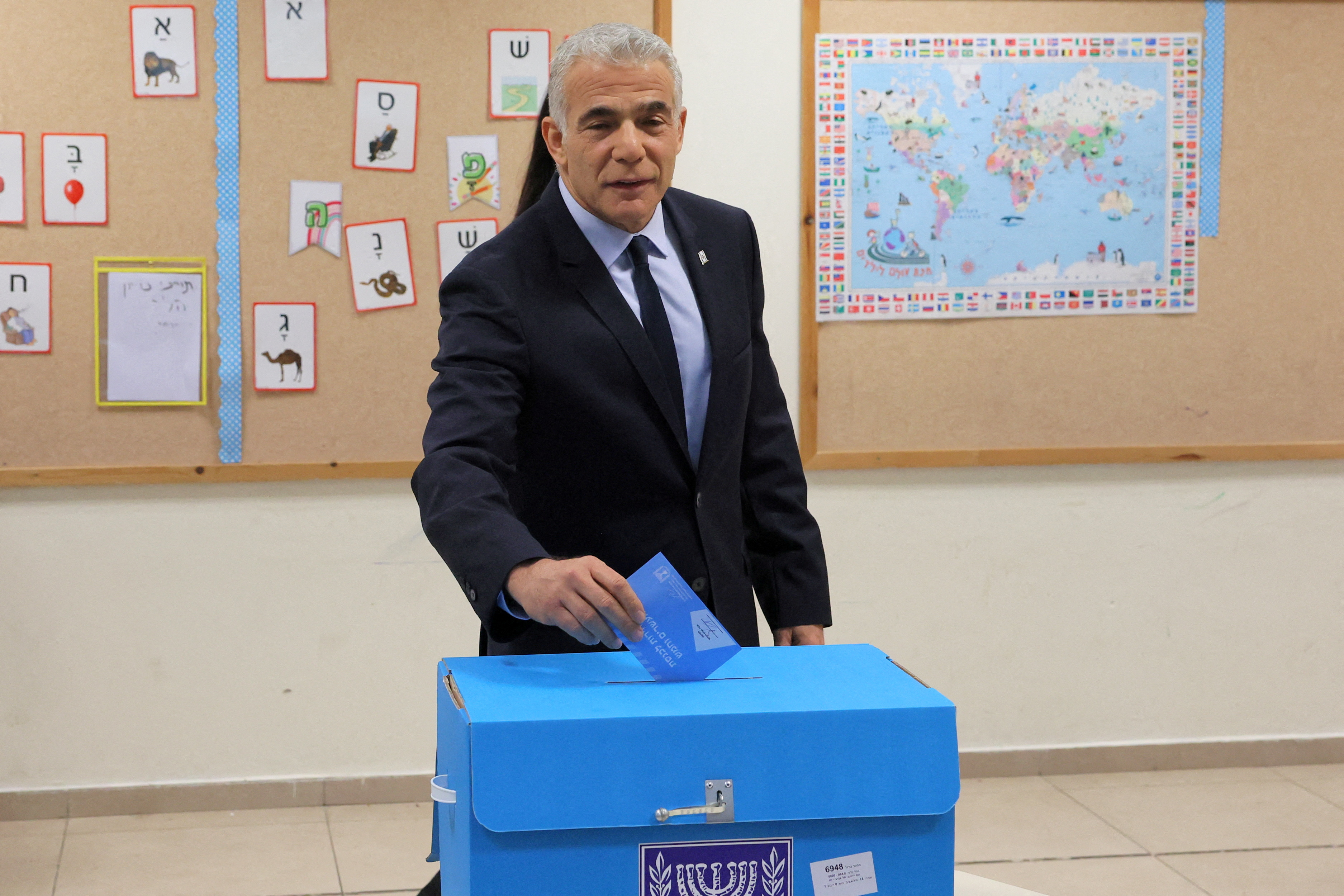 El primer ministro israelí, Yair Lapid, deposita su voto en un colegio electoral en la ciudad costera israelí de Tel Aviv, en las quintas elecciones del país en cuatro años, el 1 de noviembre de 2022. Foto de JACK GUEZ/Pool vía REUTERS