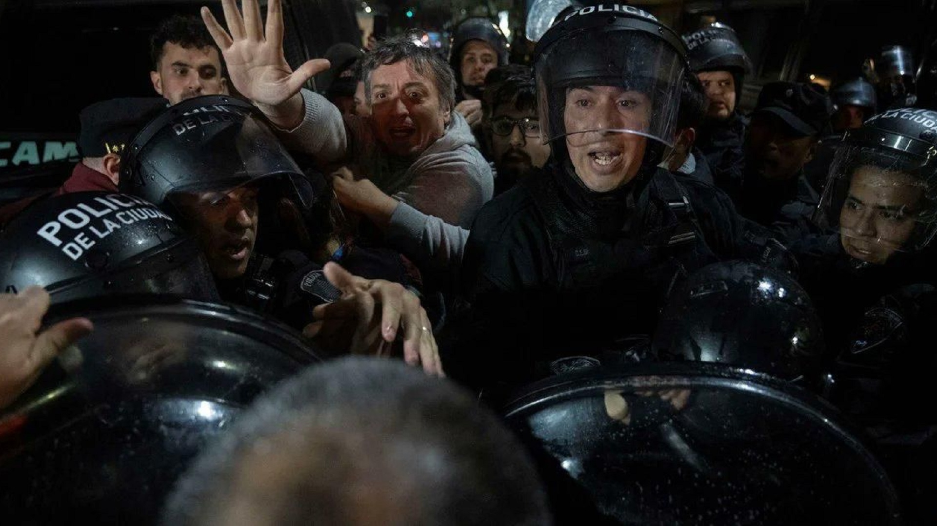 Máximo Kirchner fue agredido por efectivos de la Policía de la Ciudad cuando intentó cruzar el vallado dispuesto por el gobierno porteño