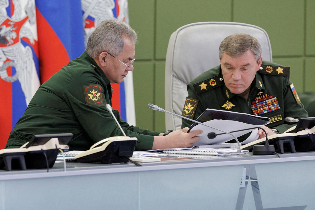 El ministro de Defensa ruso Sergei Shoigu y el jefe de las Fuerzas Armadas Valery Gerasimov. Shoigu le dio a Gerasimov el máximo cargo militar apenas unos días después de ser nombrado ministro de Defensa en 2012. (Ministerio de Defensa de Rusia/REUTERS(