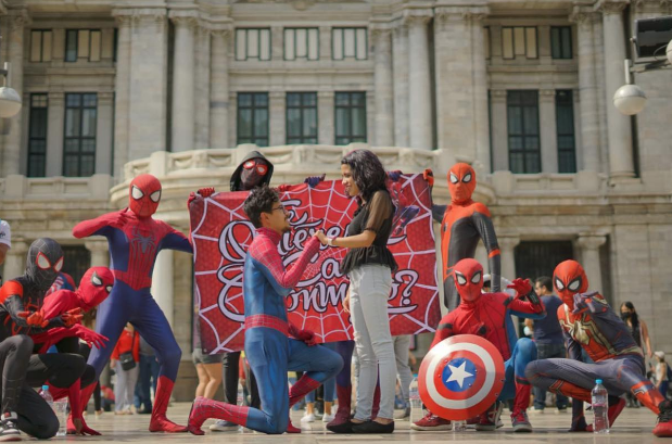 Joven disfrazado de Spider-Man le pide matrimonio a su novia en Bellas Artes de la CDMX: “El multiverso unido por el amor”
