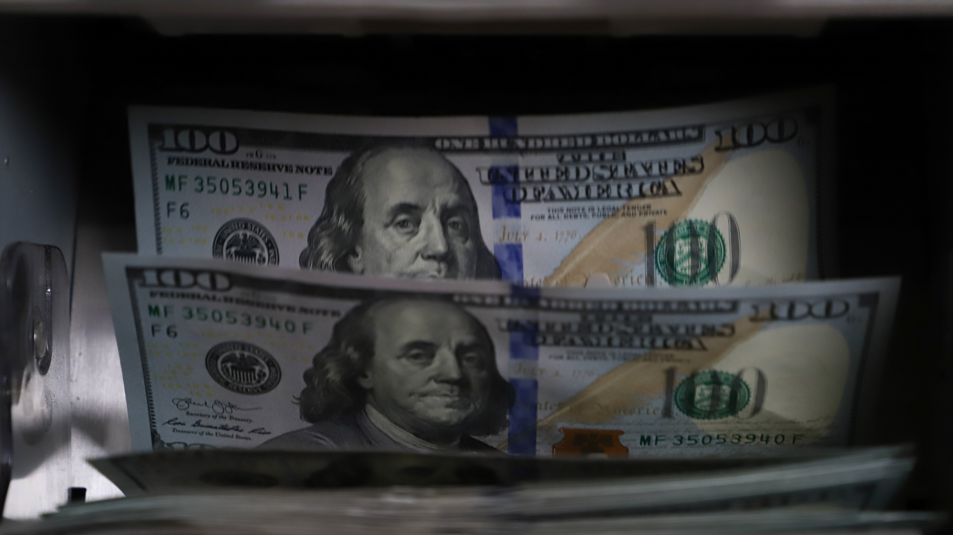 El dólar cerró este martes en 4.309 pesos en Colombia tras una leve alza