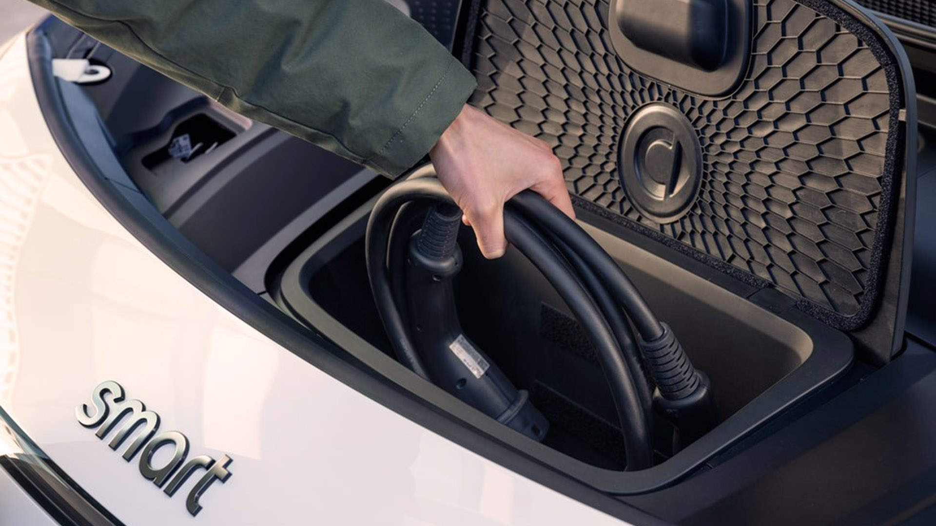 Al tener motor eléctrico trasero, el espacio del capó, originalmente exclusivo del impulsor, tiene un guarda objetos en el que se puede transportar el cargador de las baterías