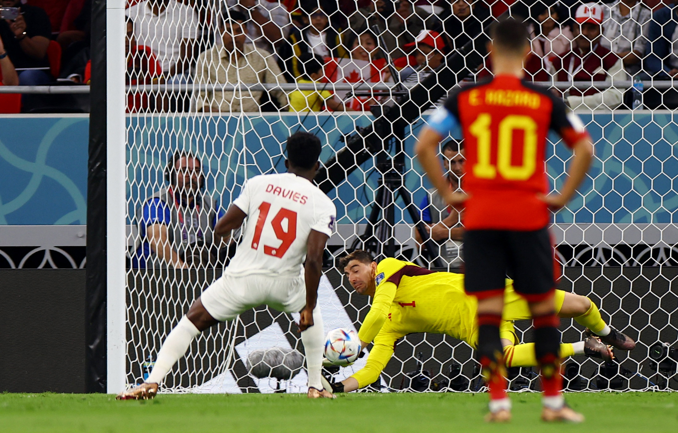 Thibaut Courtois ataja el penal a Alphonso Davies (REUTERS/Siphiwe Sibeko)
