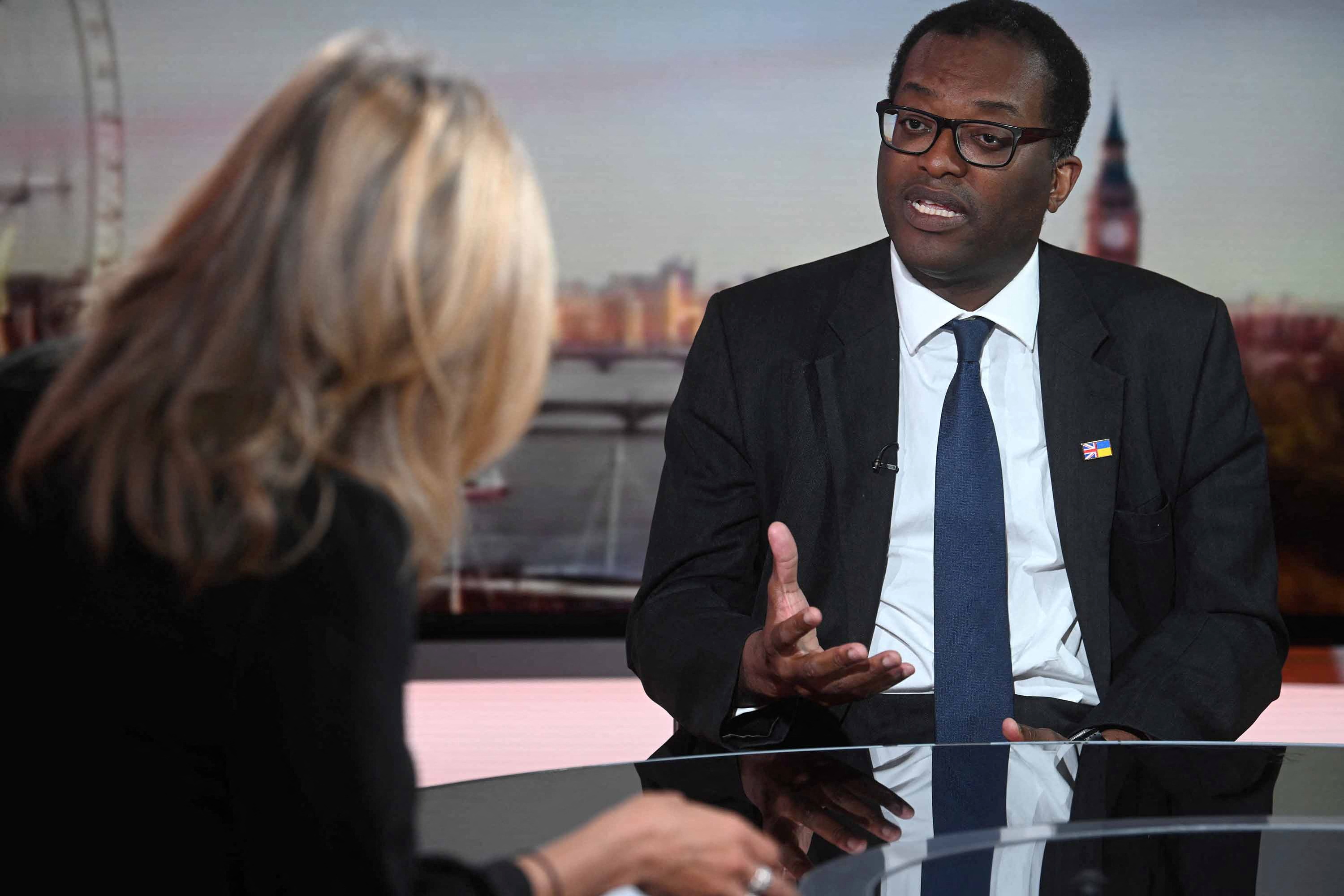 FOTO DE ARCHIVO: El secretario de Estado británico de Empresa, Energía y Estrategia Industrial, Kwasi Kwarteng, en el programa Sunday Morning de la BBC presentado por Sophie Raworth en Londres, Gran Bretaña, el 1 de mayo de 2022. Jeff Overs/BBC/Handout vía REUTERS