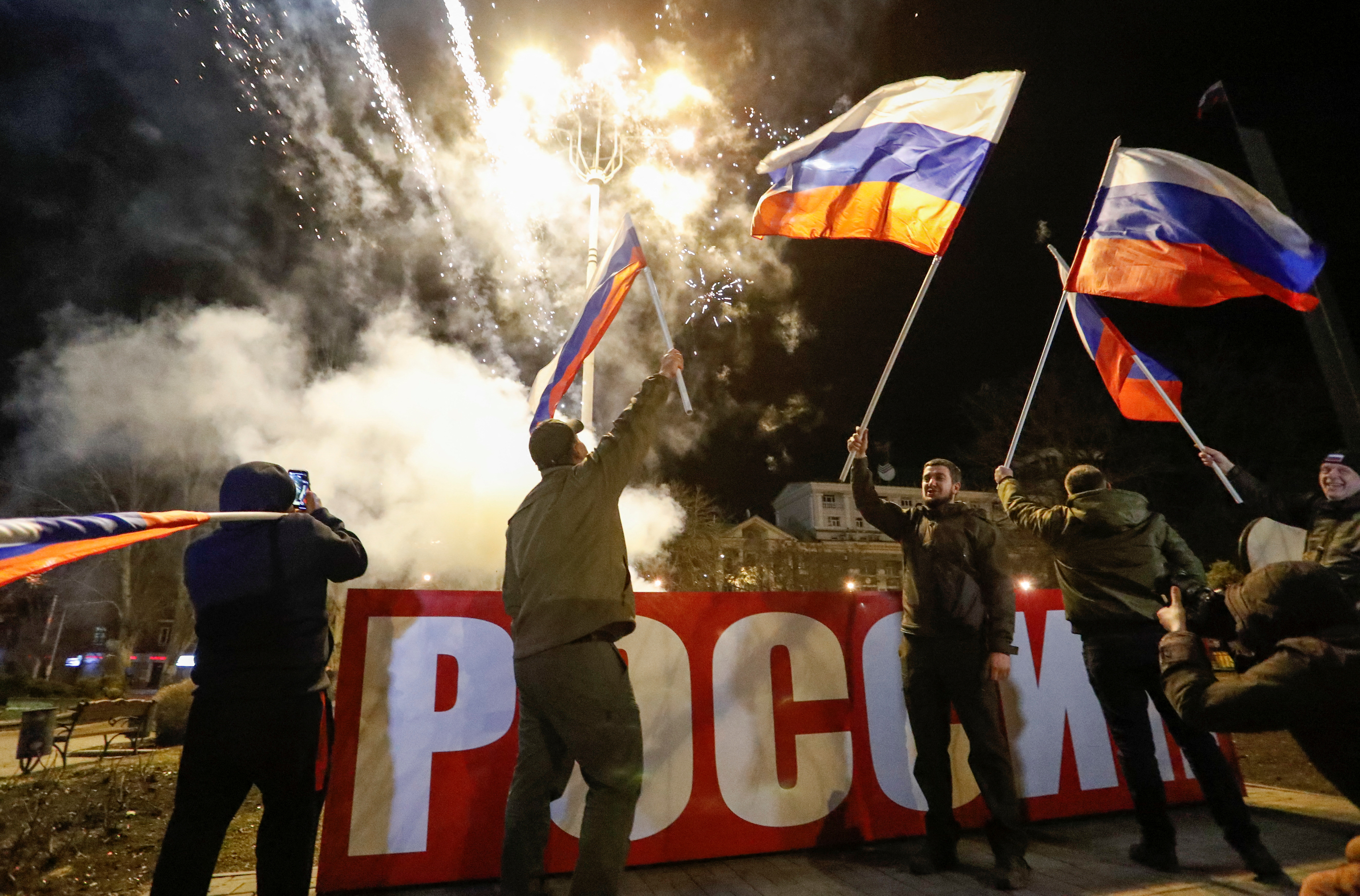 Los separatistas festeja el anuncio de Putin en Donetsk (REUTERS/Alexander Ermochenko)