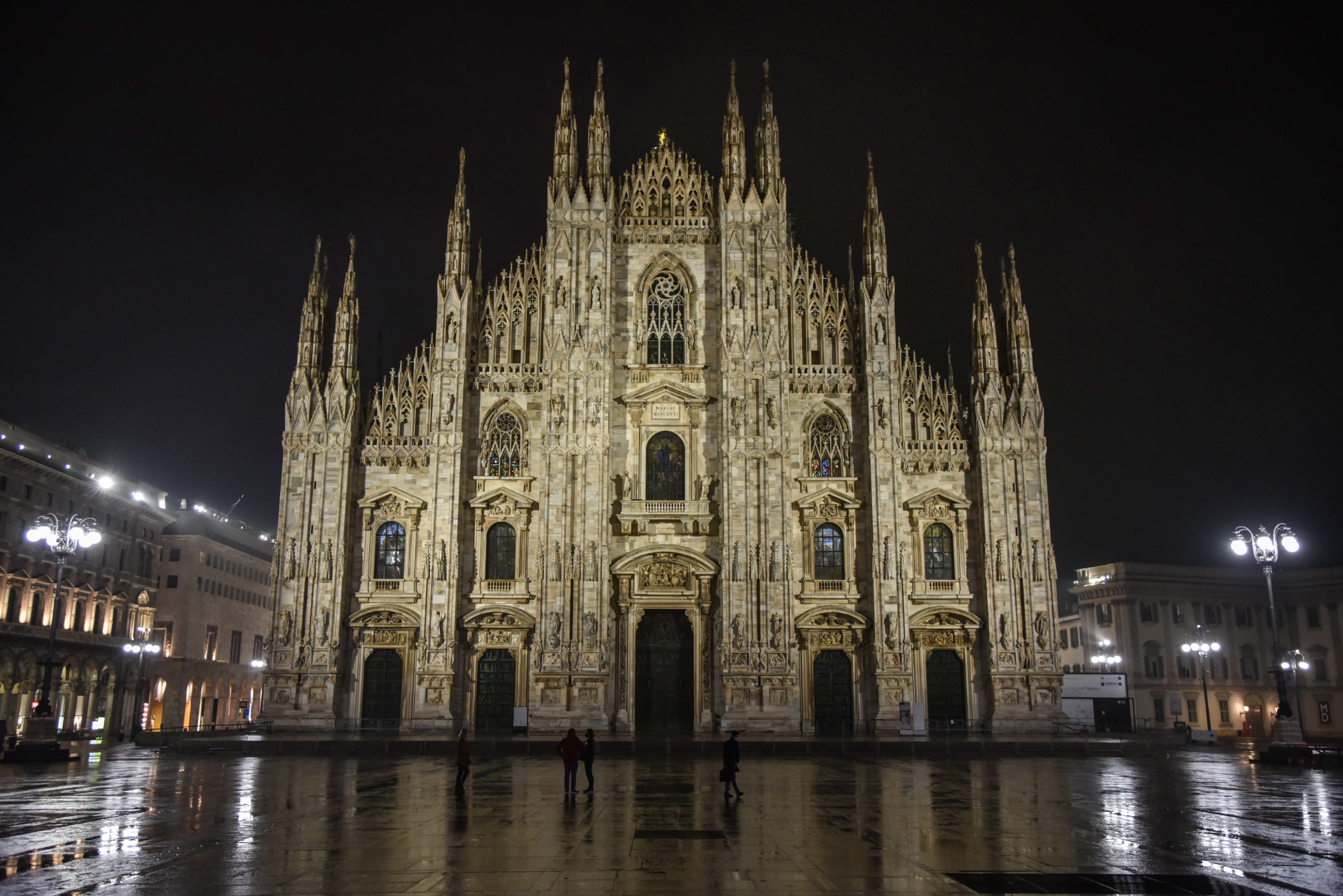 Las exequias oficiales del magnate y político, fallecido el lunes a los 86 años debido a una leucemia, empezarán a las 15:00, hora local, en la catedral de Milán. (EFE)