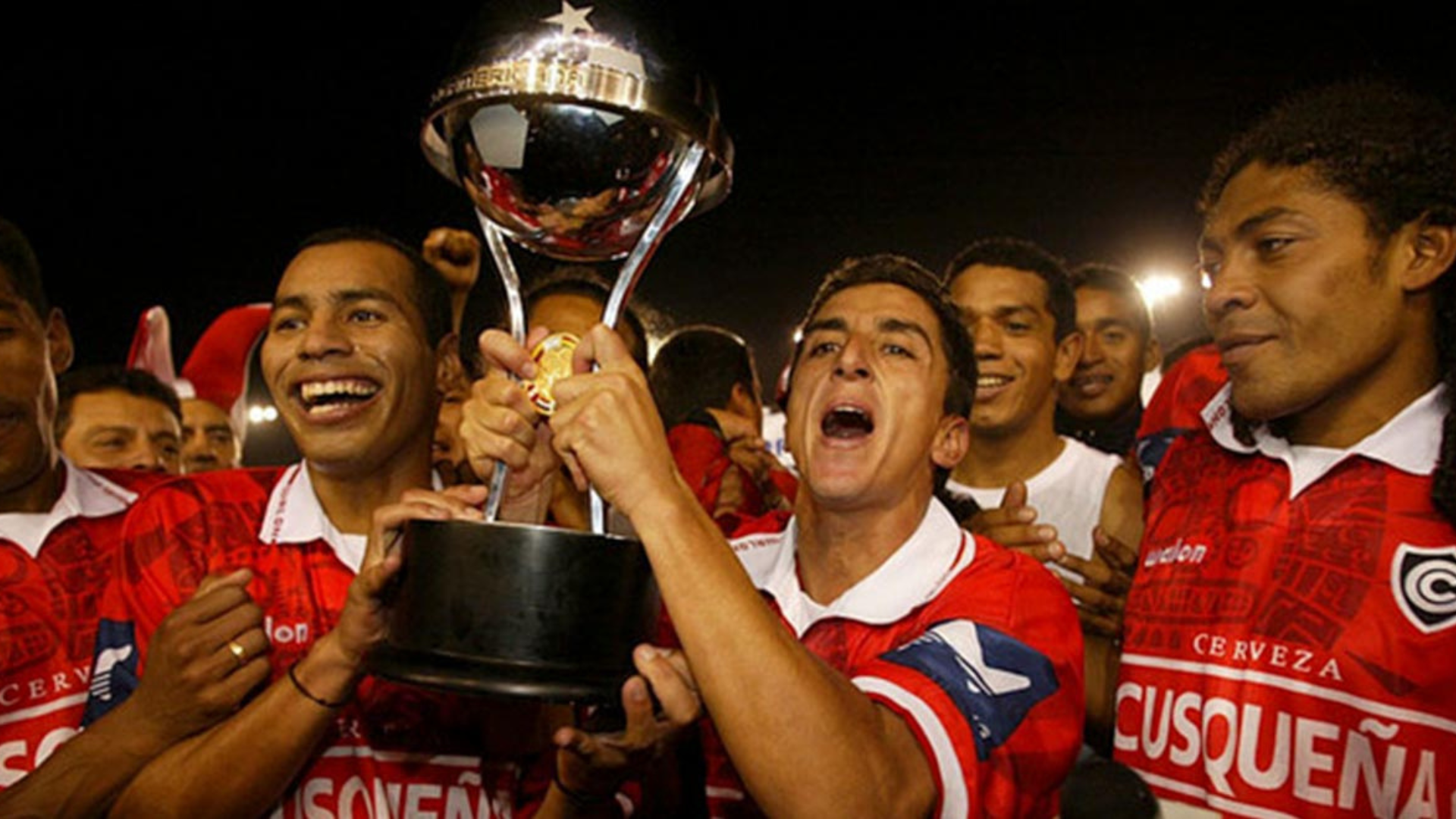 Cienciano ganó la Sudamericana en 2003 y después la Recopa Sudamericana en 2004.