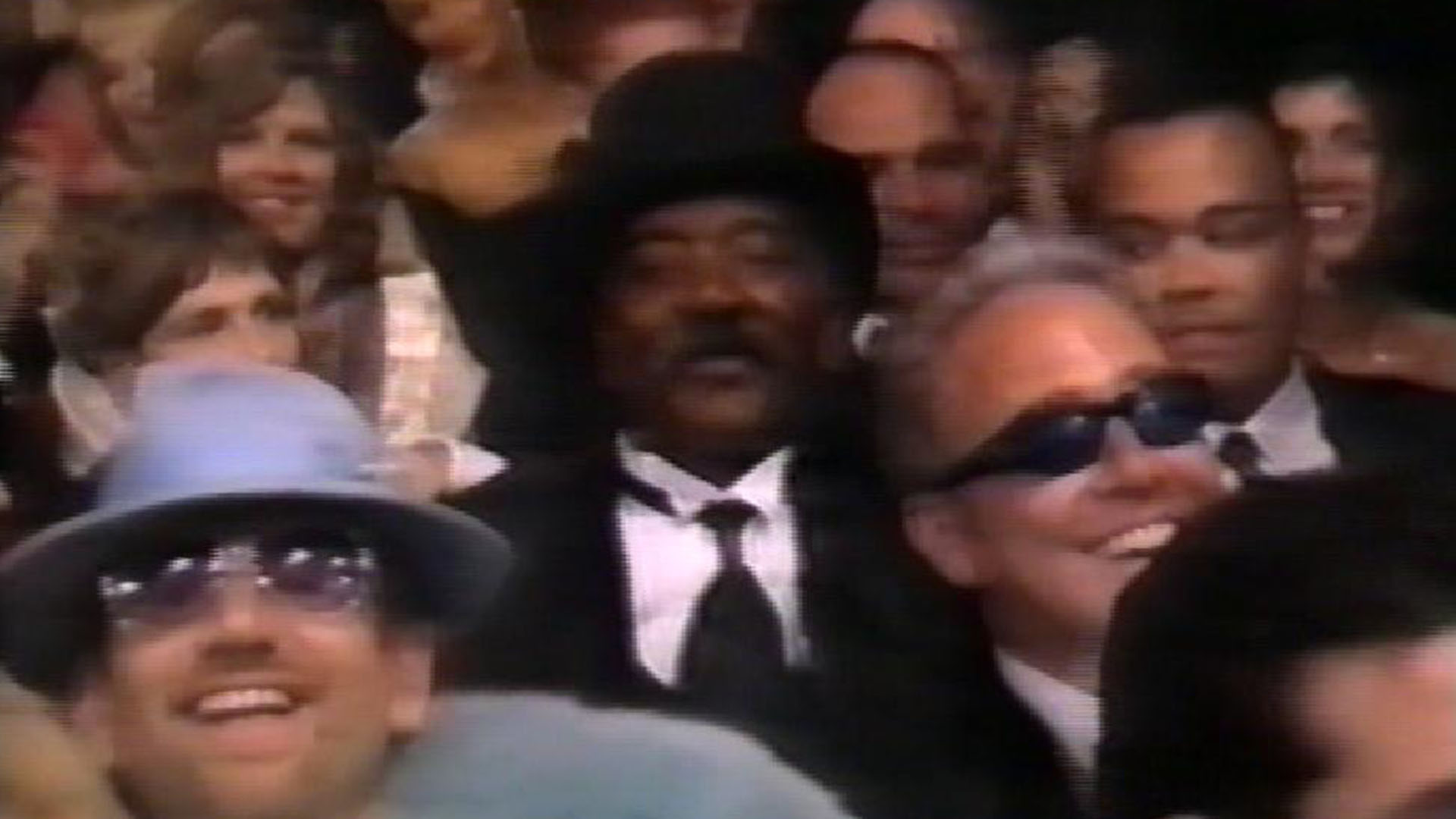 Willie Fulgear en la ceremonia de los Oscars del 2000, rodeado de famosos