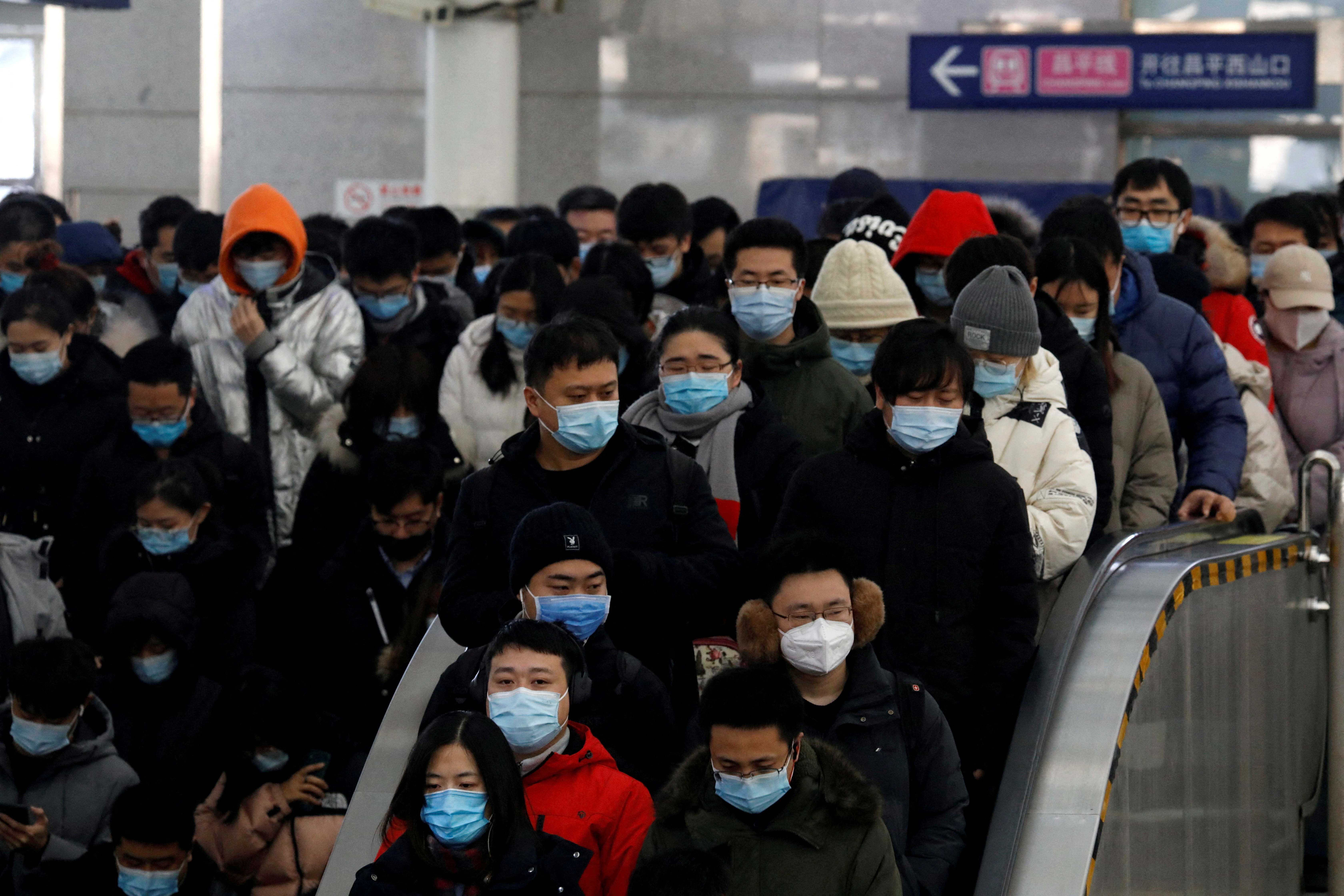 Personas con mascarillas se desplazan en una estación de metro en Beijing, China, el 20 de enero de 2021. REUTERS/Tingshu Wang/Archivo