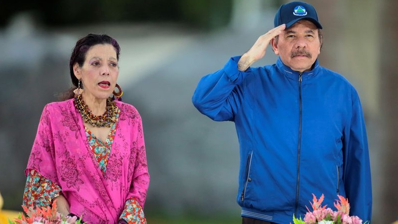 Foto de archivo. El presidente nicaragüense, Daniel Ortega, y la vicepresidenta, Rosario Murillo, cantan el himno nacional durante la ceremonia de inauguración de un paso elevado de carretera en Managua, Nicaragua, 21 de marzo, 2019. REUTERS/Oswaldo Rivas