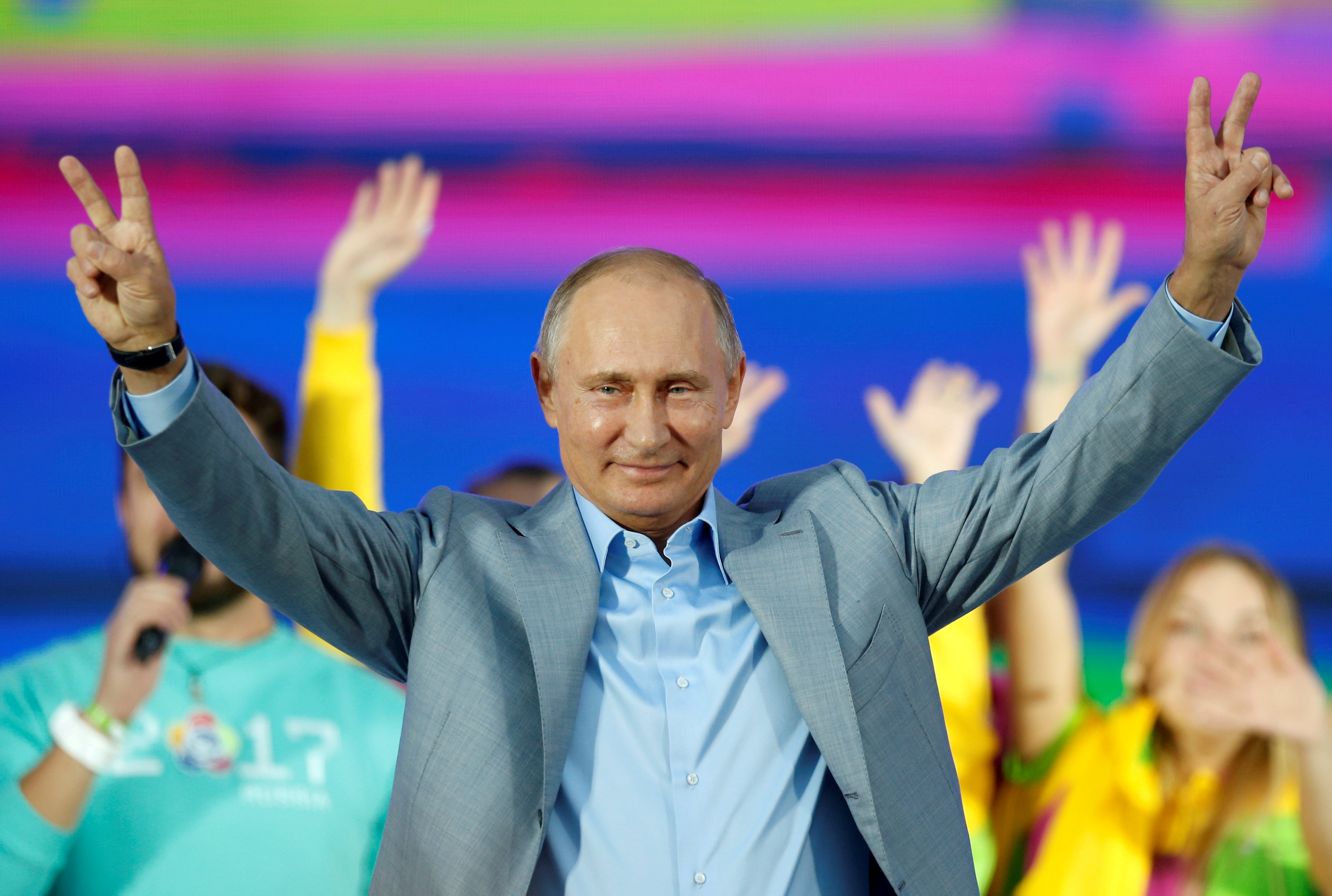Vladimir Putin saluda al público durante un encuentro con jóvenes en una foto de archivo. El presidente ruso quedó en el centro de la polémica tras los descubrimientos hechos por Pandora Papers (Reuters)