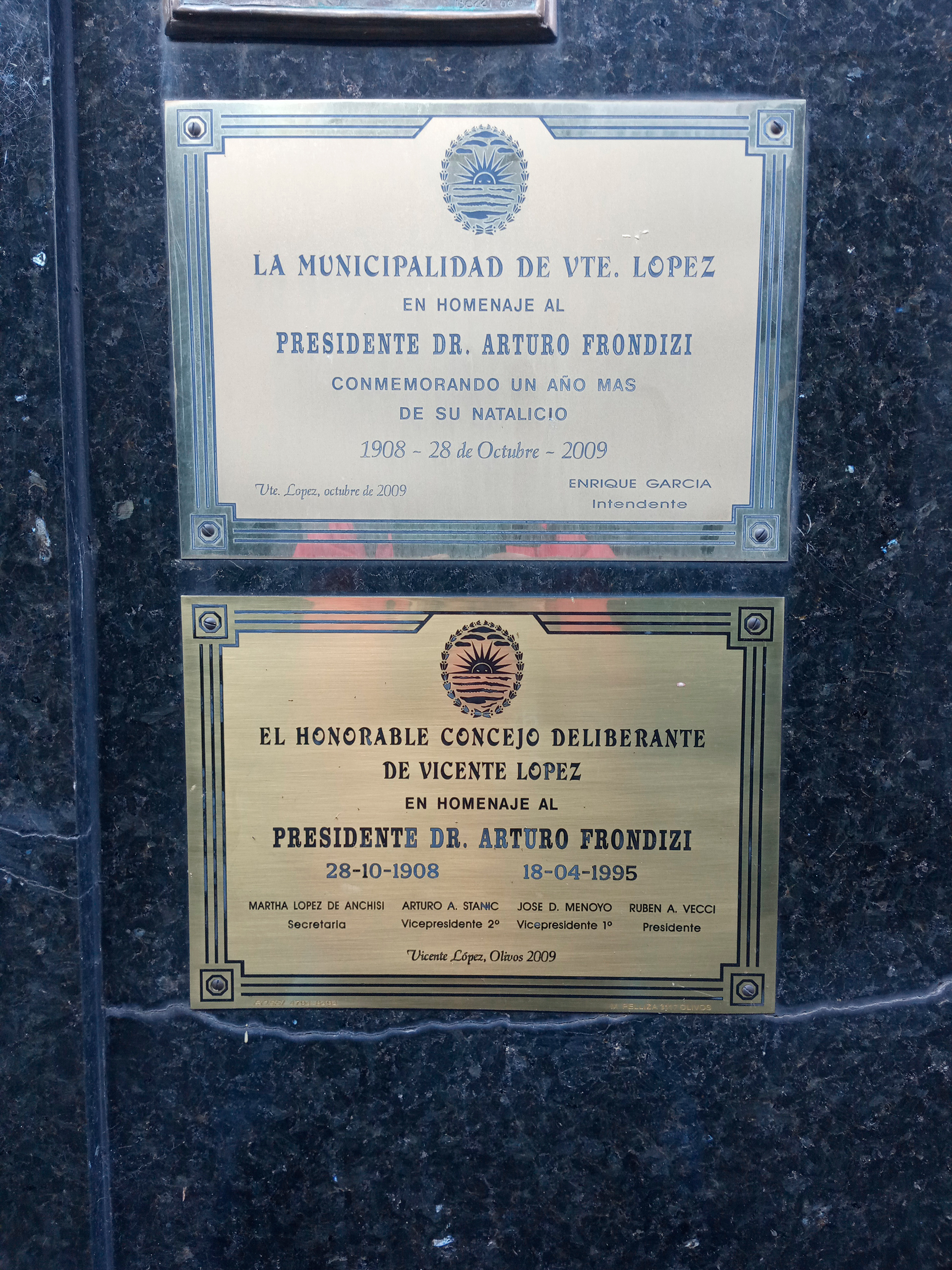Placas de la Municipalidad y del Concejo Deliberante de Vicente López en honor a Arturo Frondizi