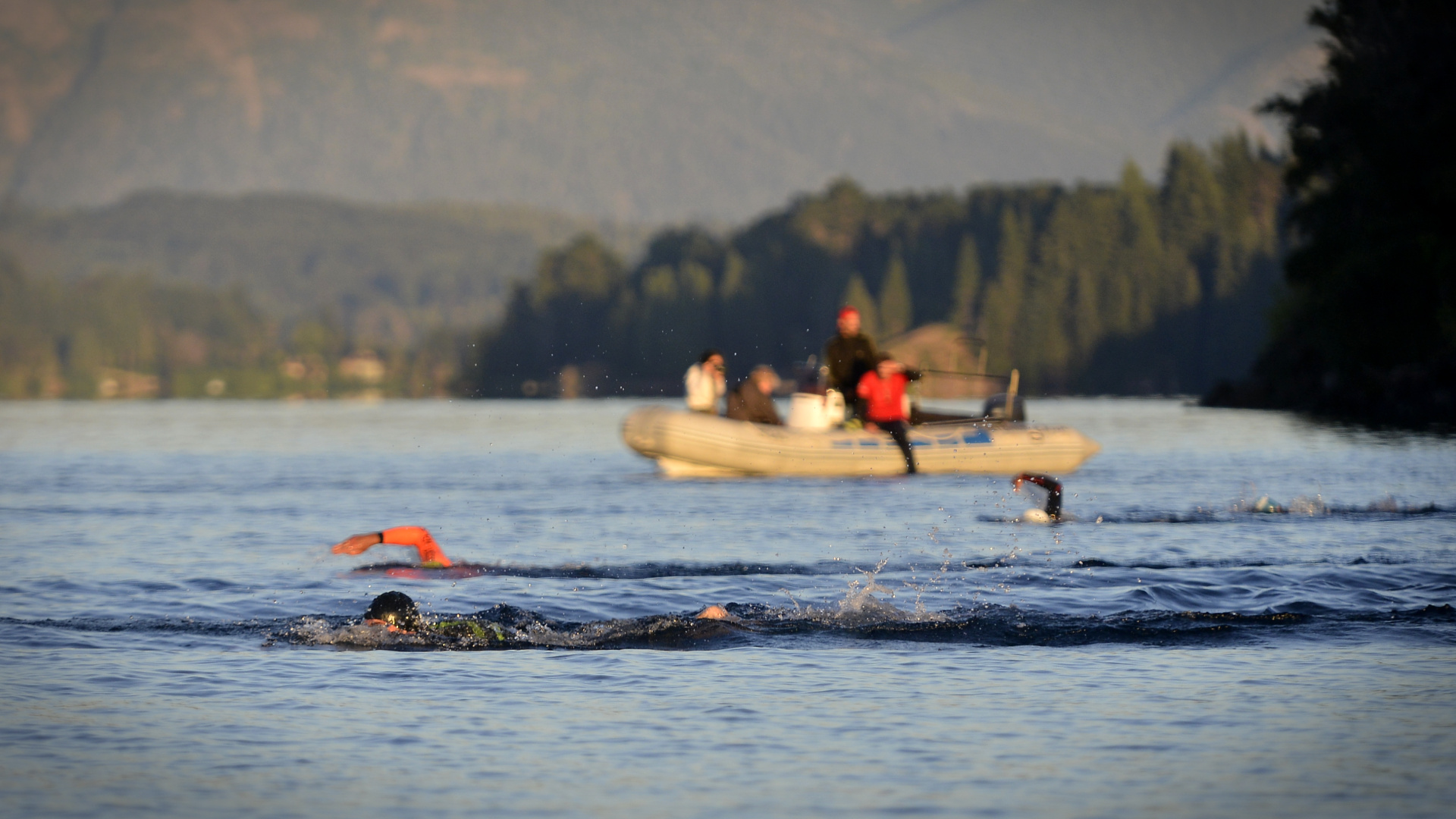 En el segmento de natación los competidores son acompañados por botes con especialistas de rescate (Gustavo Gavotti)