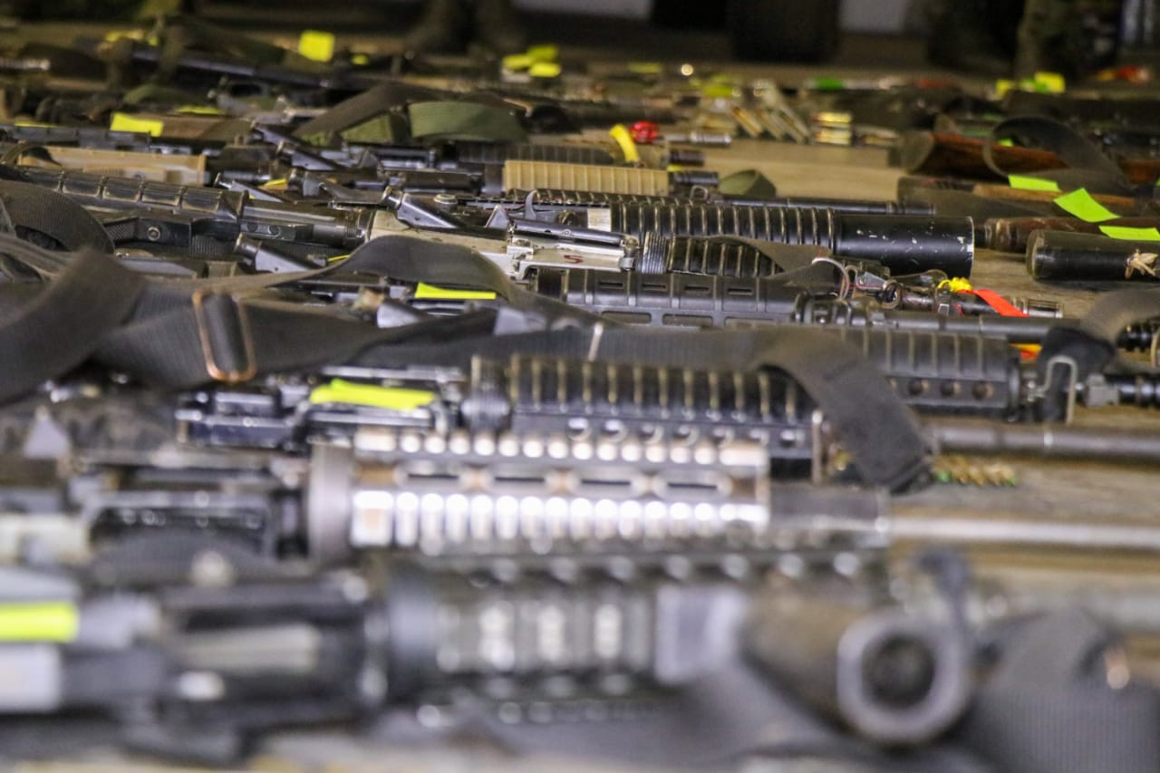 Además de las armas, se decomisaron dos granadas y un par de lanzagranadas  (Foto: SSP - Michoacán)