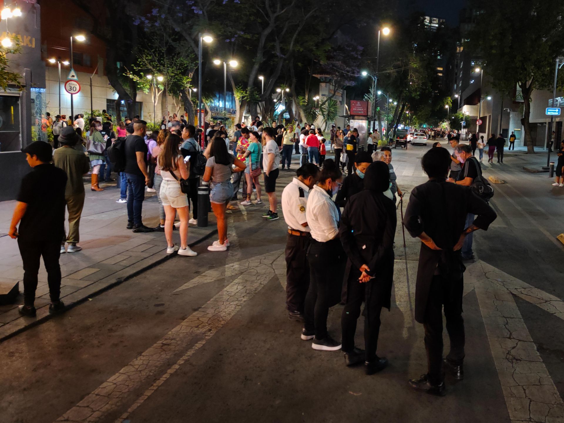 Dozens of people took to the streets of the Historic Center after sounding the seismic alert (GALO CAÑAS/CUARTOSCURO.COM)