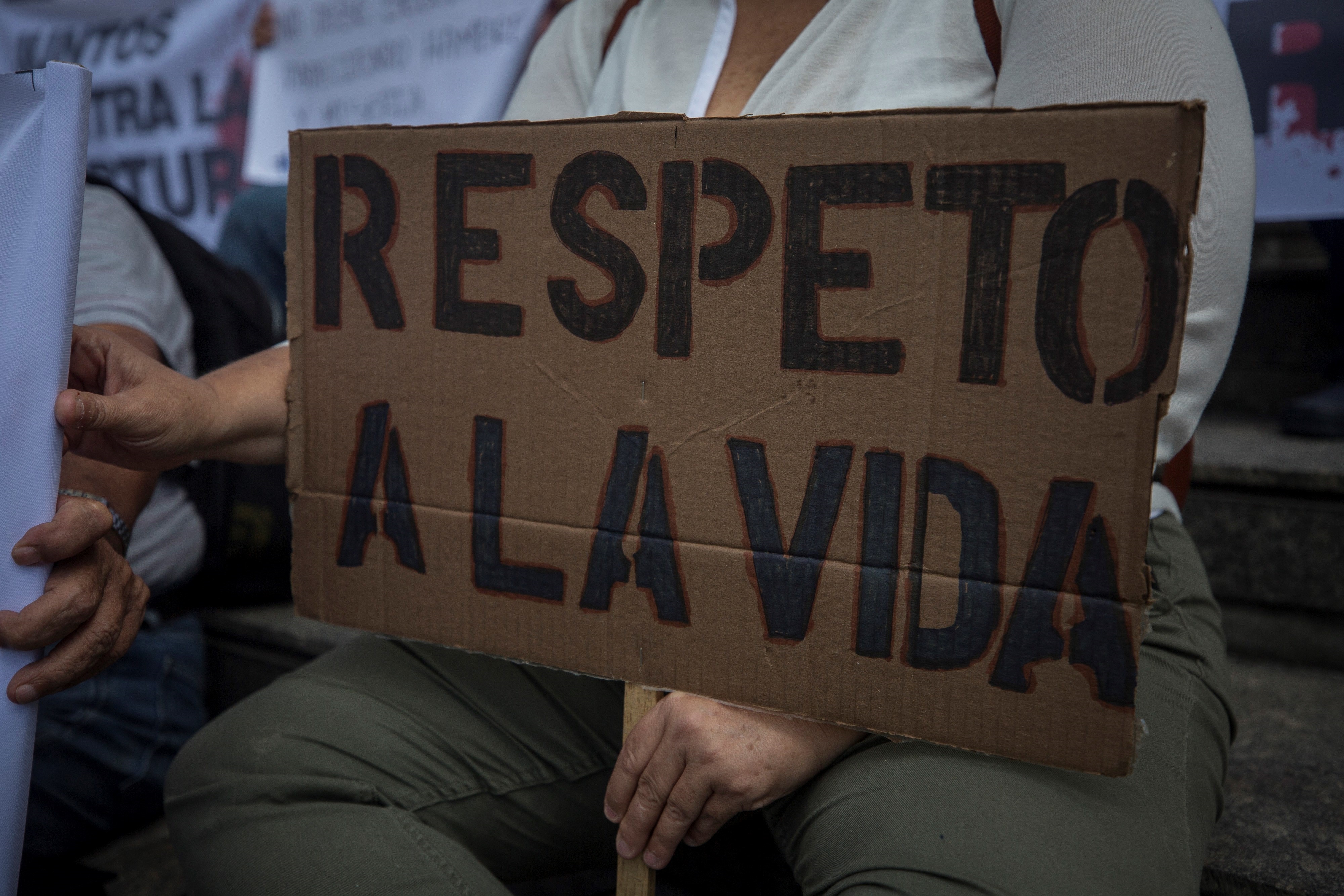 Fotografía de archivo de un grupo de personas que protesta frente a la sede del Programa de Naciones Unidas para el Desarrollo (PNUD) en Caracas (EFE/ Miguel Gutiérrez/Archivo)